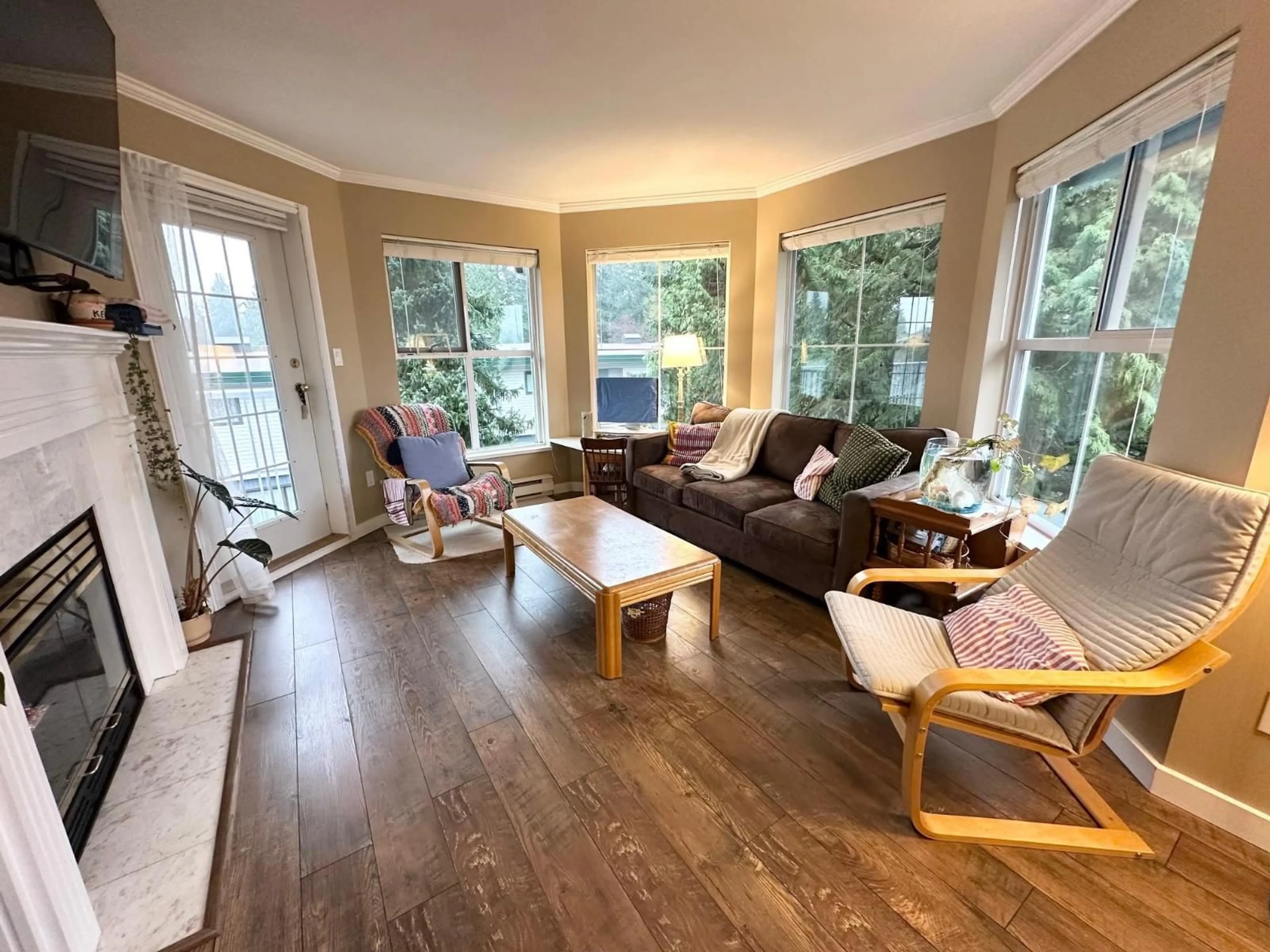 Living room with furniture, wood/laminate floor for 306 - 15160 108 AVENUE, Surrey British Columbia V3R0V2