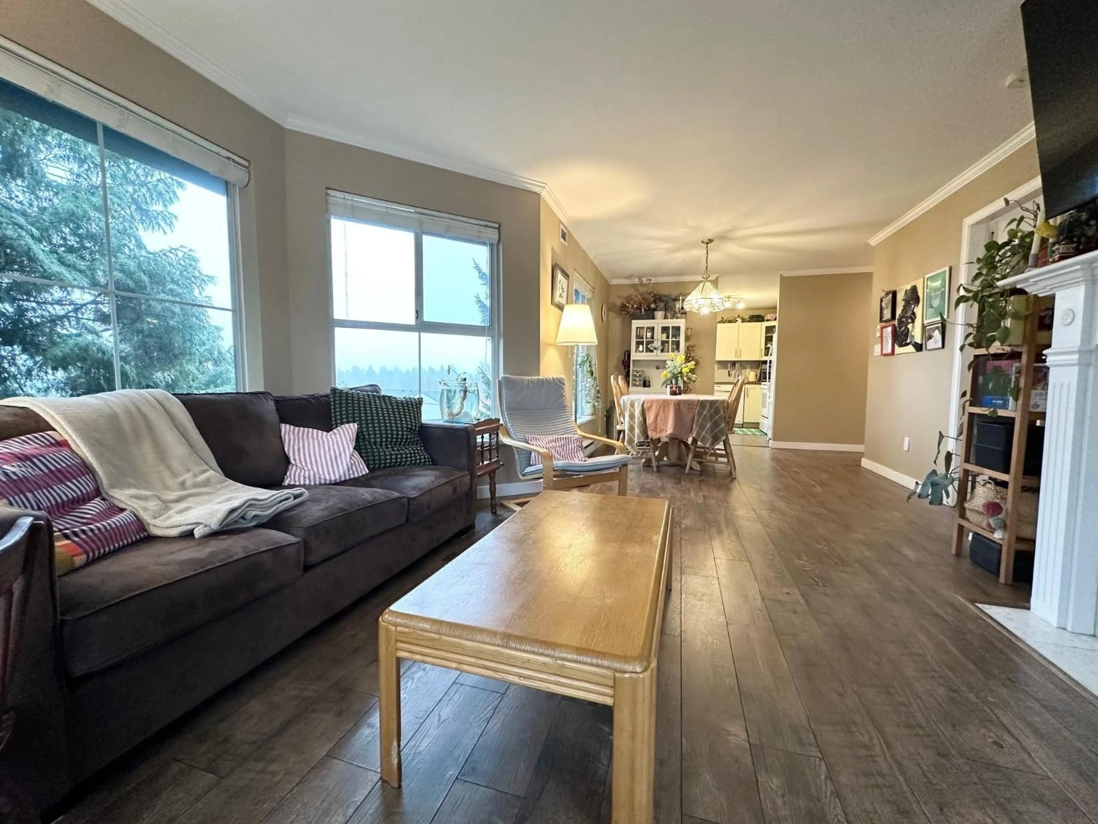 Living room with furniture, wood/laminate floor for 306 - 15160 108 AVENUE, Surrey British Columbia V3R0V2