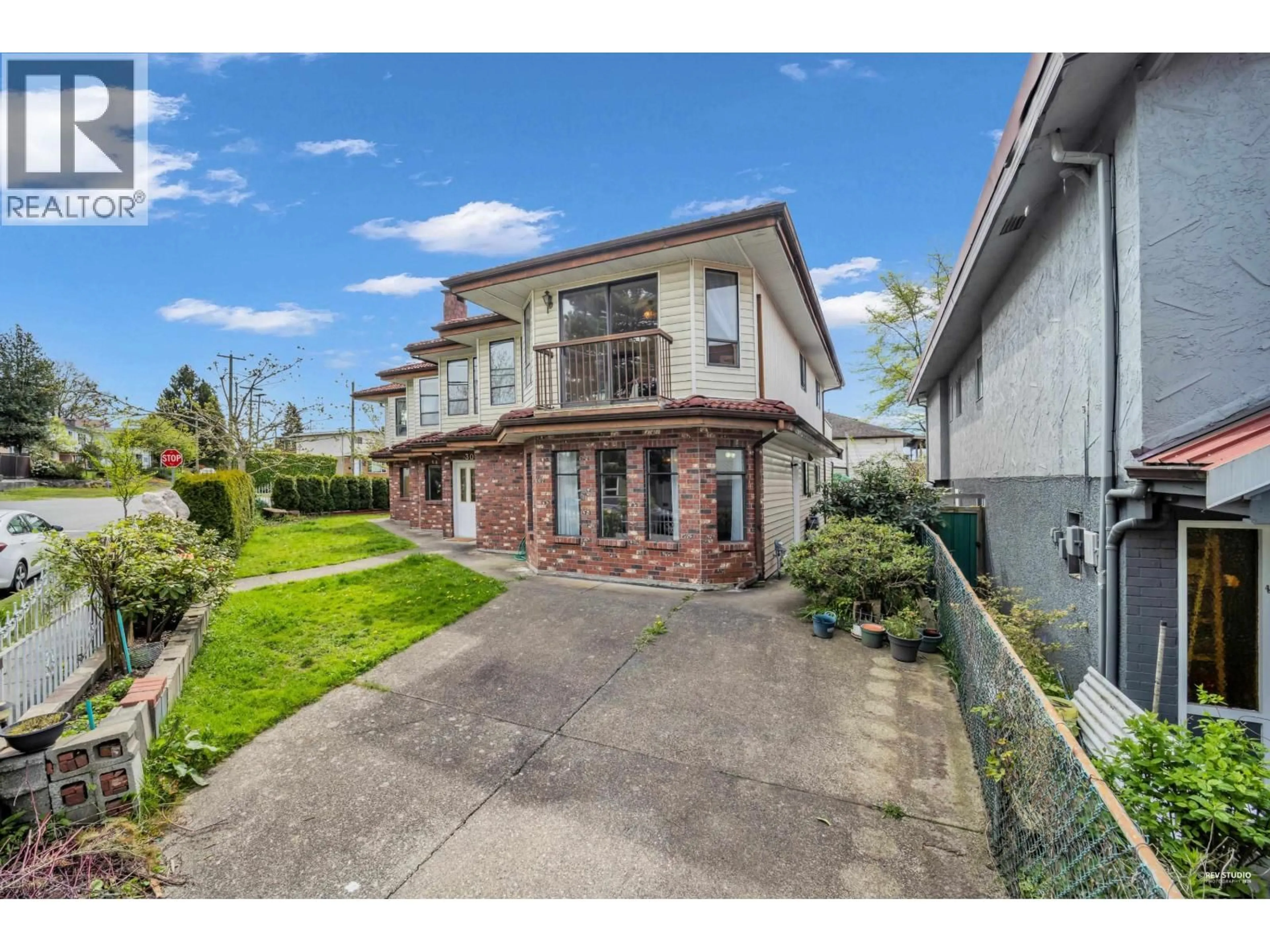 A pic from outside/outdoor area/front of a property/back of a property/a pic from drone, street for 3088 SCHOOL AVENUE, Vancouver British Columbia V5R5M8