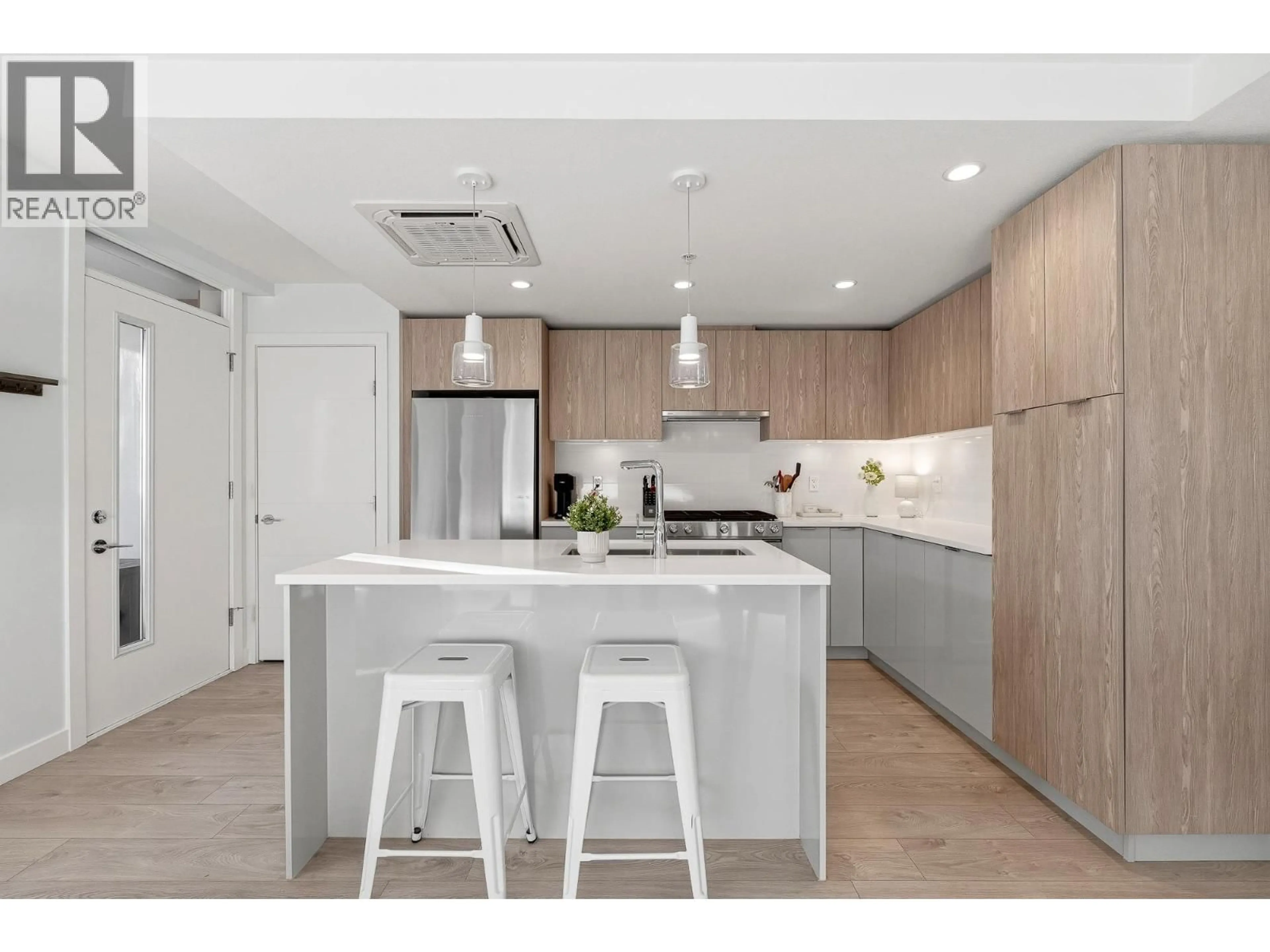 Contemporary kitchen, unknown for TH3 - 108 8TH STREET, North Vancouver British Columbia V7L1Y9