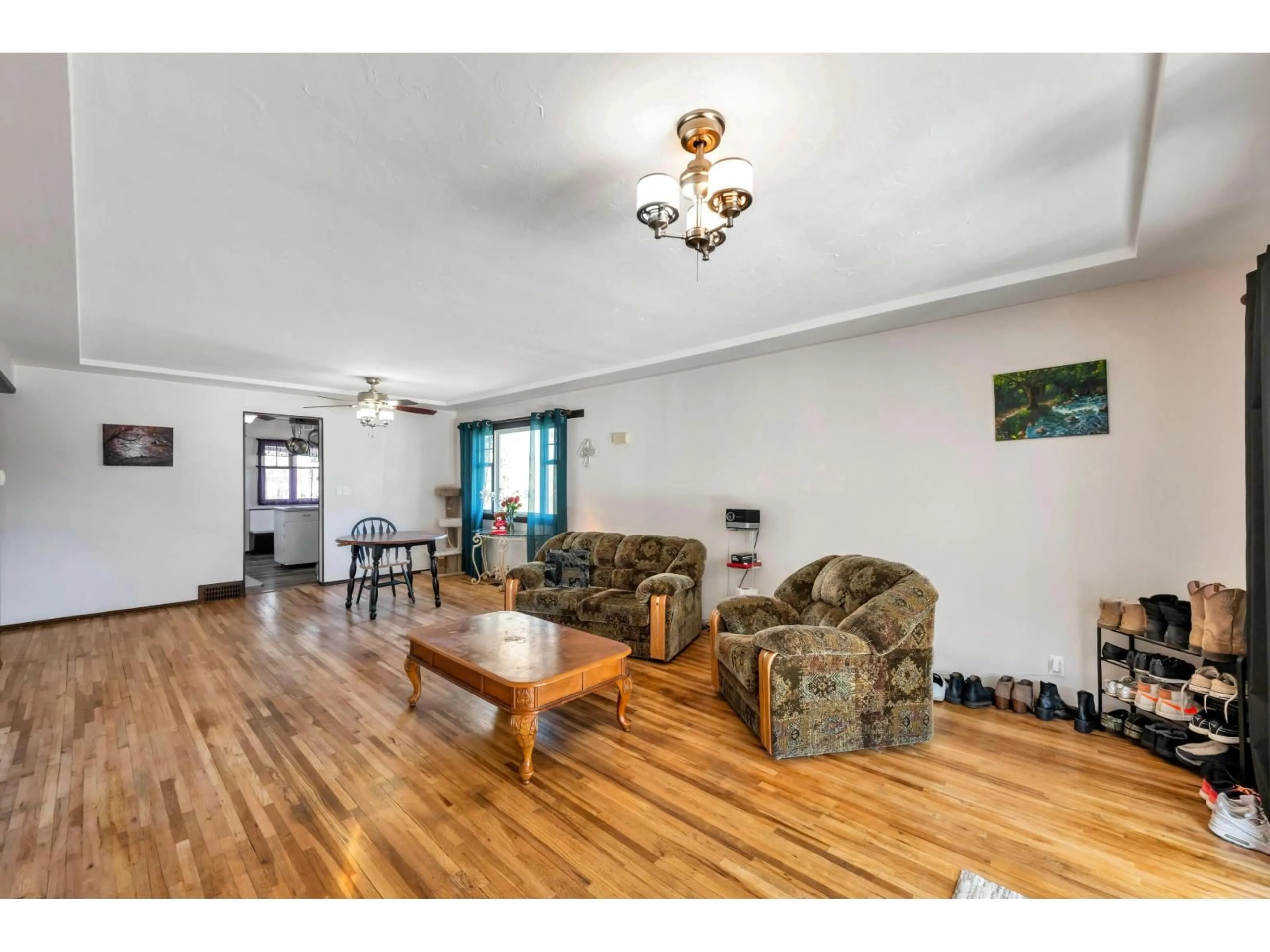 Living room with furniture, wood/laminate floor for 33721 MOREY AVENUE, Abbotsford British Columbia V2S2W5