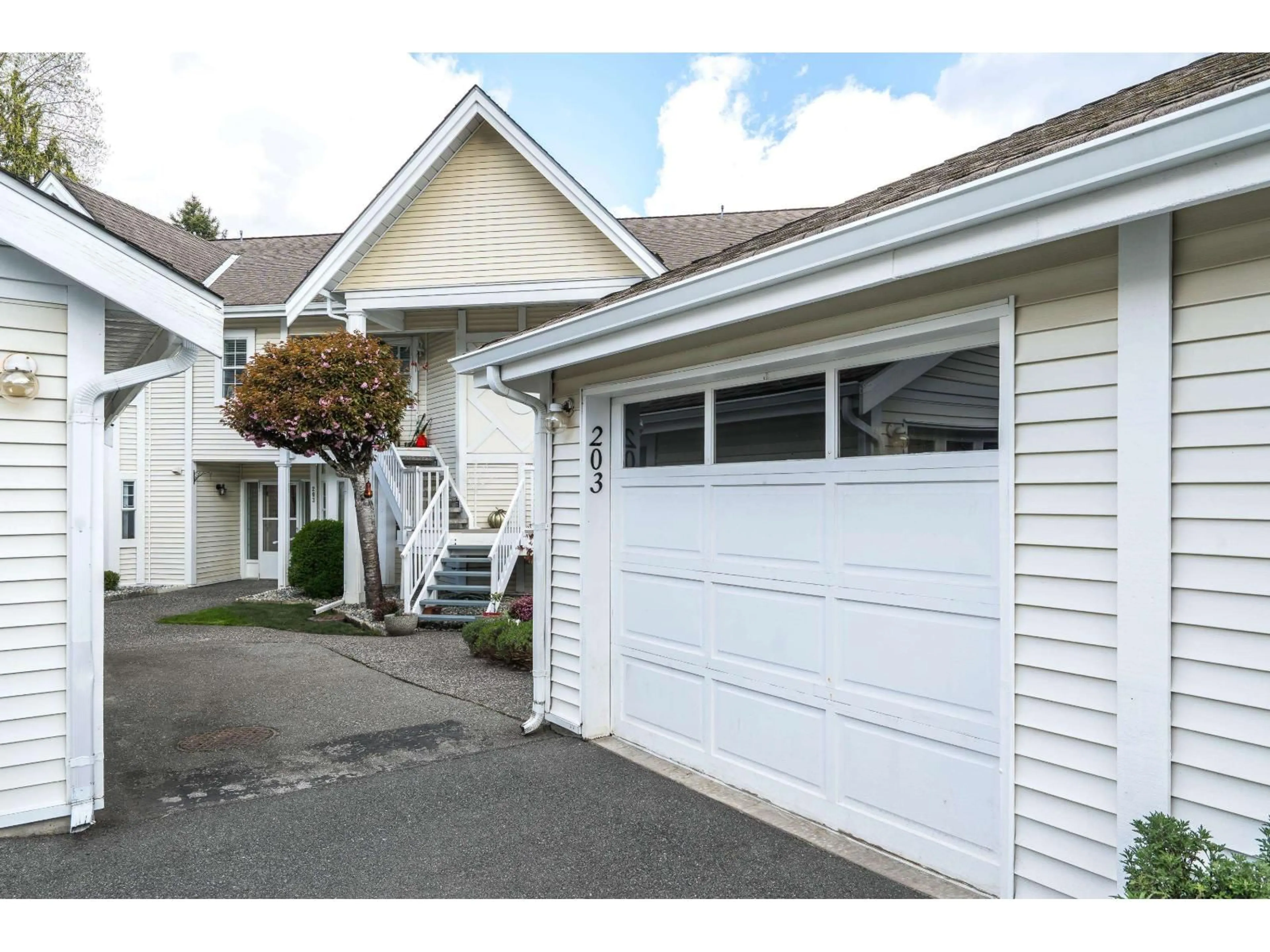 Indoor garage for 203 - 9109 154 STREET, Surrey British Columbia V3R9G8