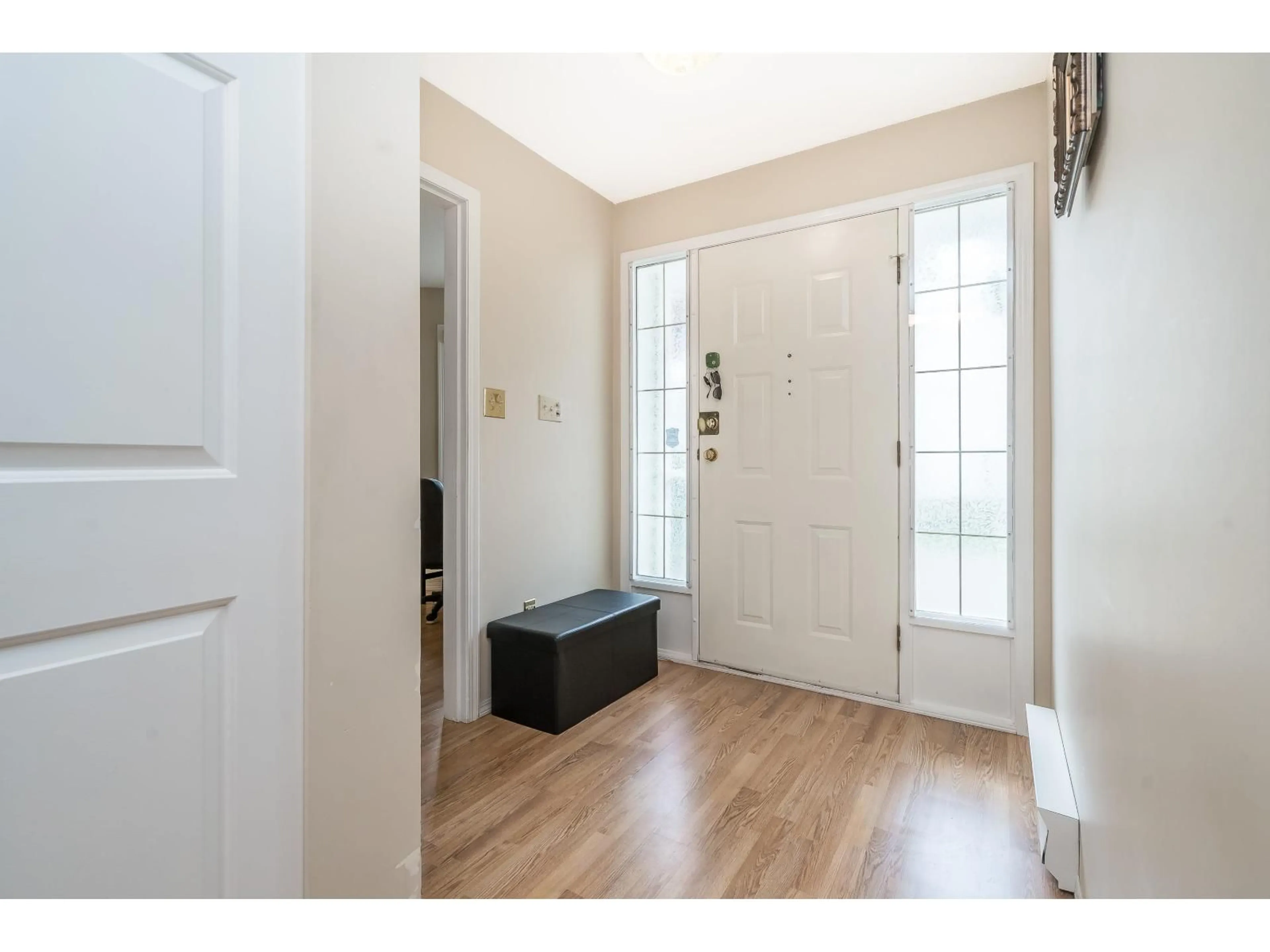 Indoor entryway for 203 - 9109 154 STREET, Surrey British Columbia V3R9G8