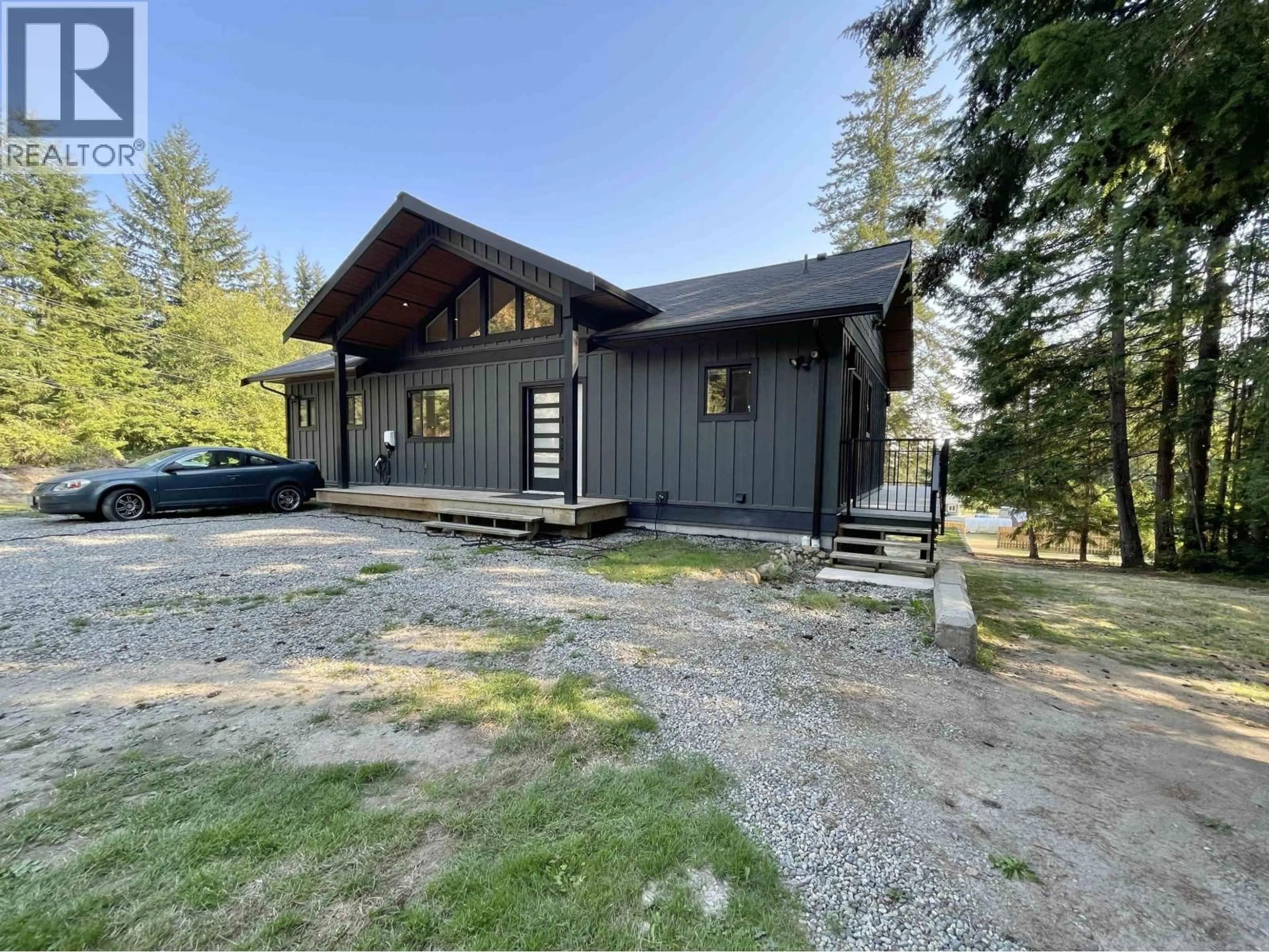 A pic from outside/outdoor area/front of a property/back of a property/a pic from drone, unknown for 915 PAYNE ROAD, Gibsons British Columbia V0N1V7