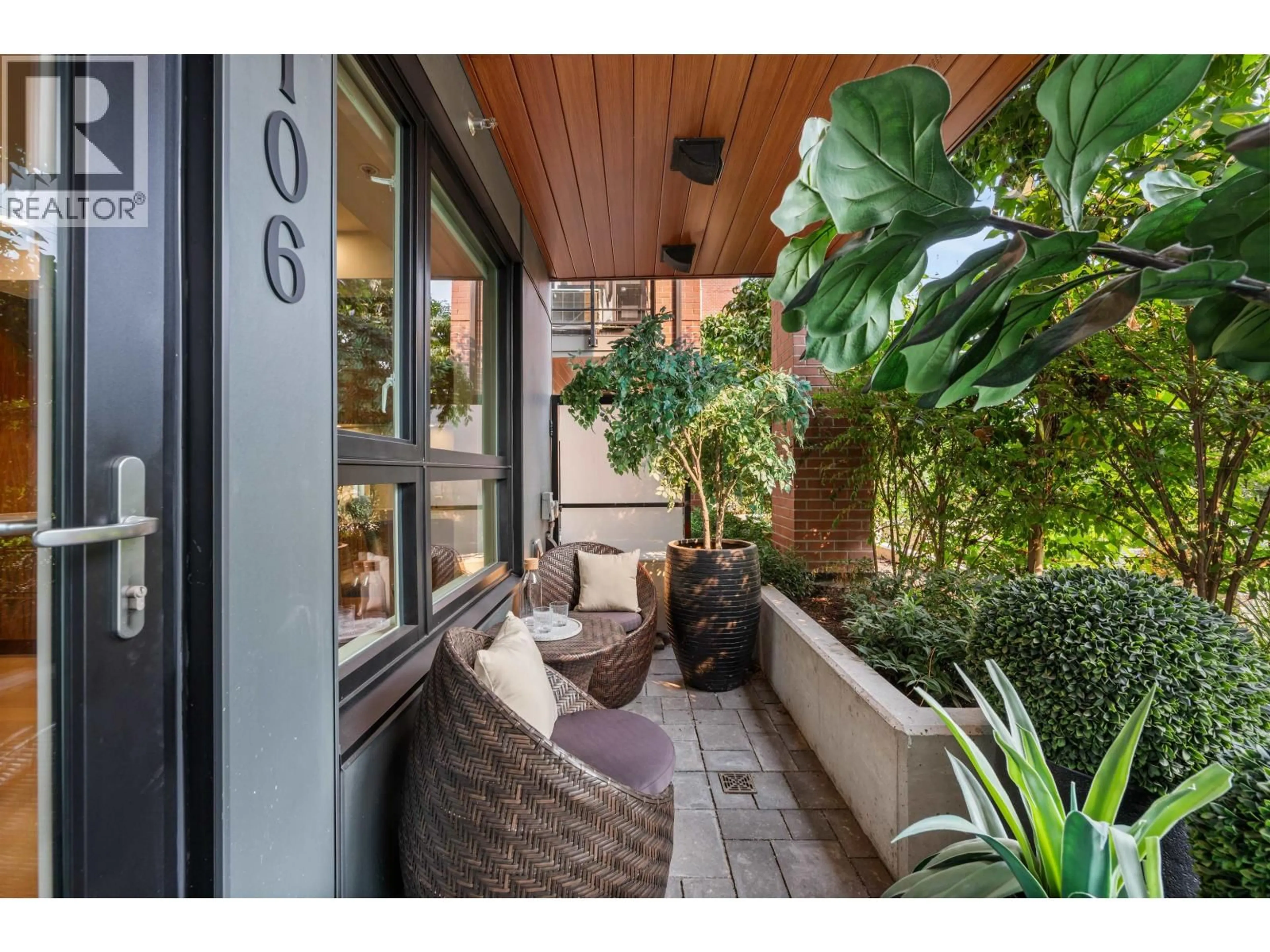 Indoor entryway for 106 - 2550 GARDEN DRIVE, Vancouver British Columbia V5N4X6