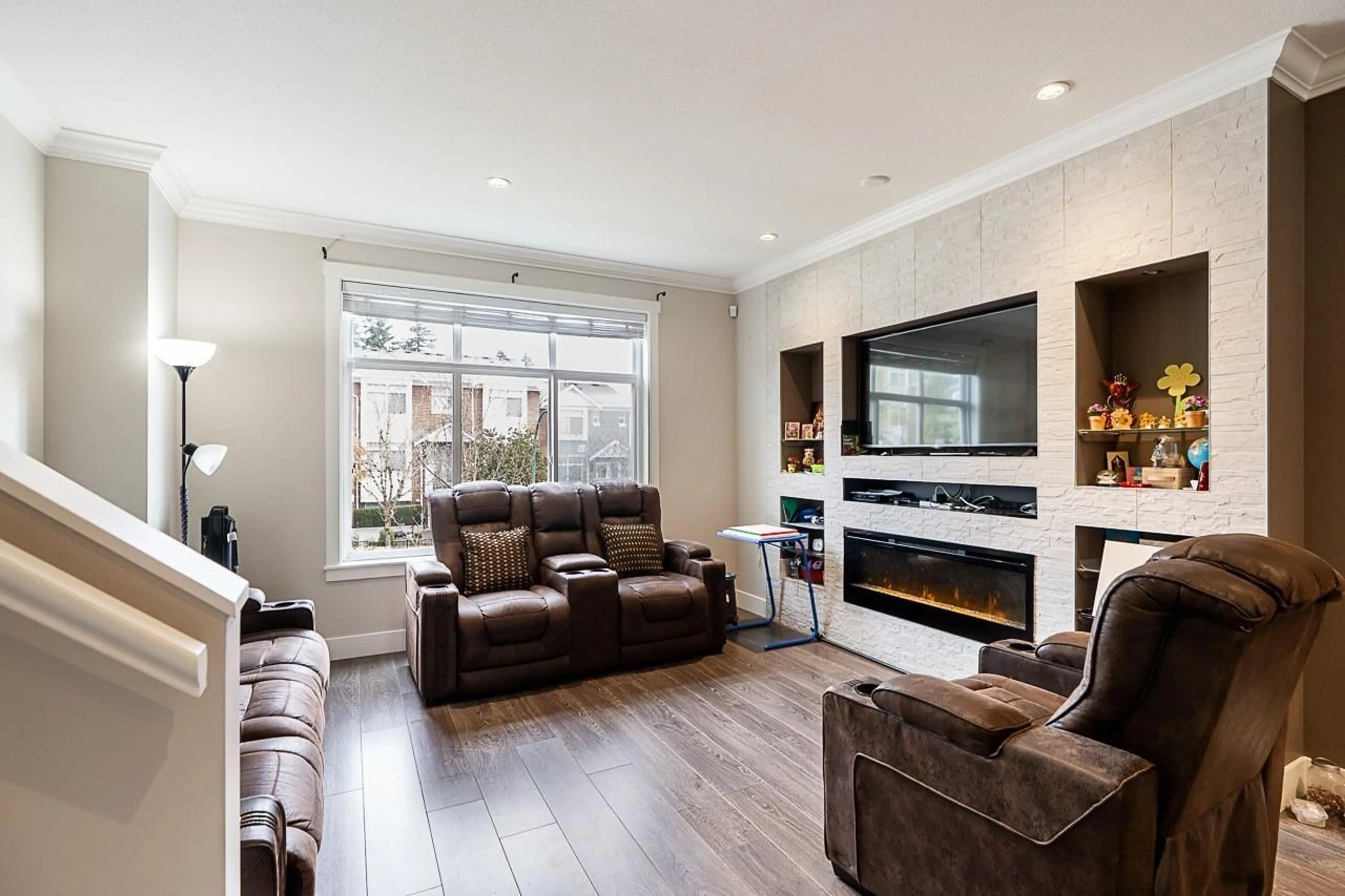 Living room with furniture, wood/laminate floor for 12 - 6588 195A STREET, Surrey British Columbia V4N6N5