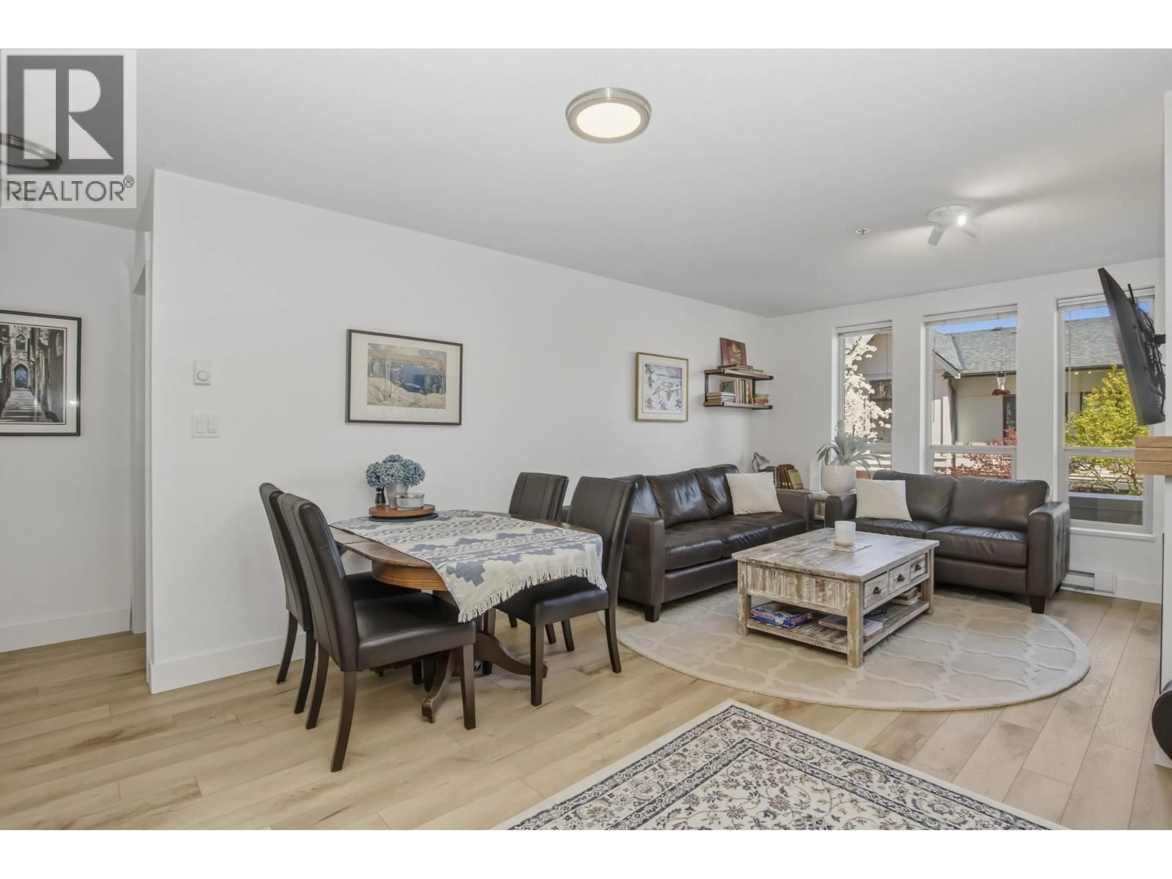 Living room with furniture, wood/laminate floor for 217 - 1211 VILLAGE GREEN WAY, Squamish British Columbia V8B0R7
