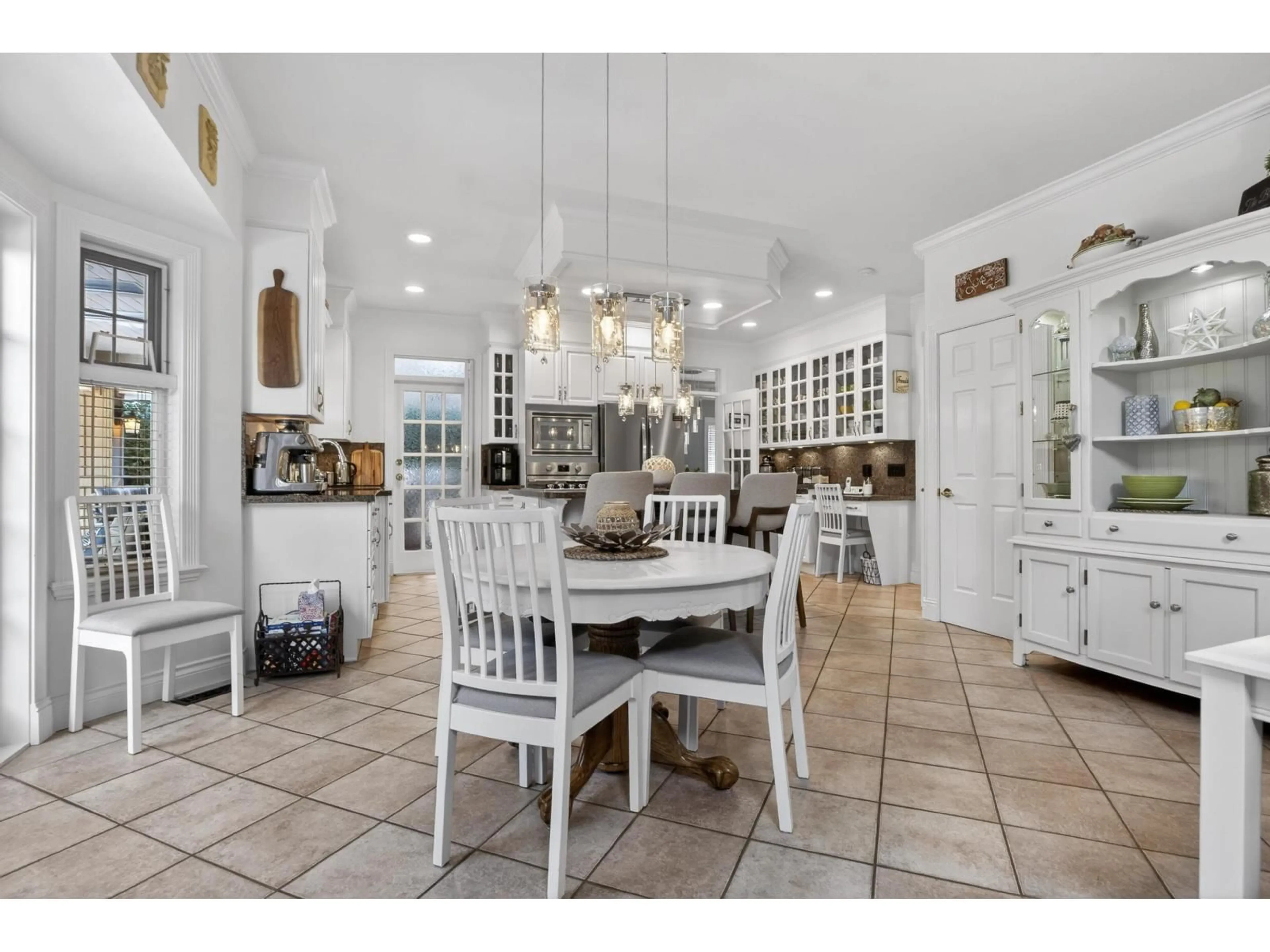 Open concept kitchen, ceramic/tile floor for 2932 139 STREET, Surrey British Columbia V4P2N2