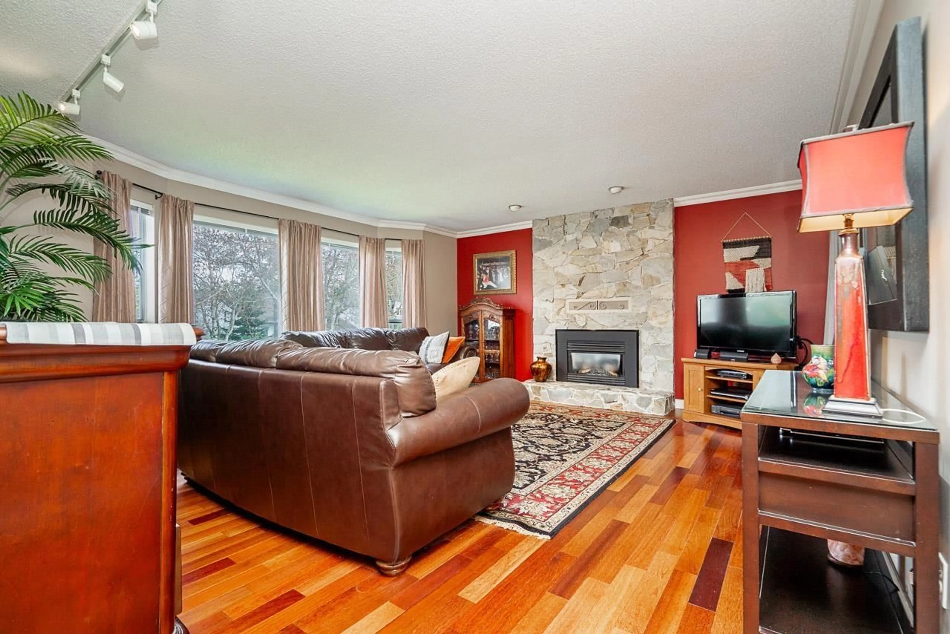 Living room with furniture, wood/laminate floor for 18320 59A AVENUE, Surrey British Columbia V3S5Y1
