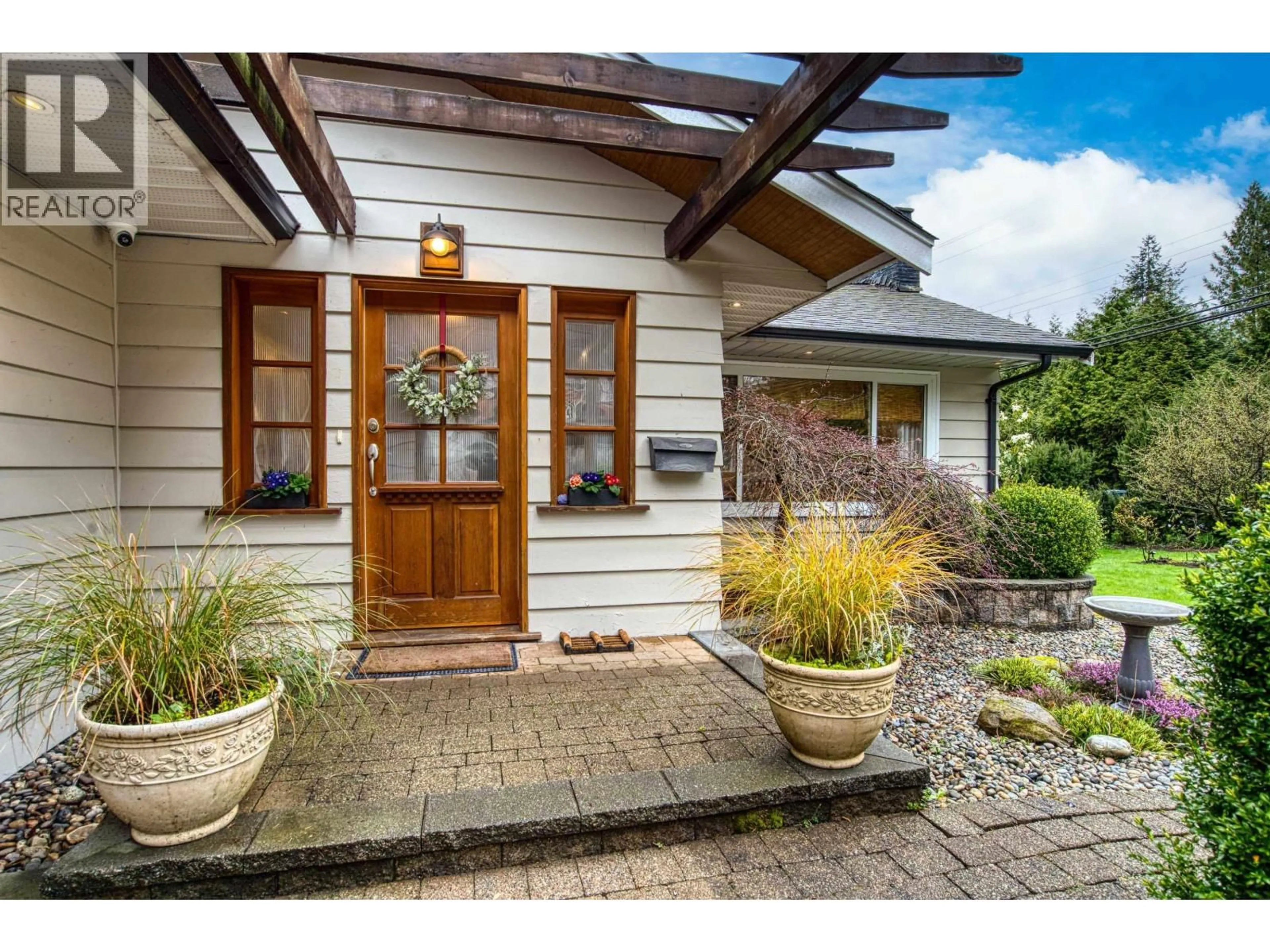 Indoor entryway for 1335 RIDGEWOOD DRIVE, North Vancouver British Columbia V7R1J4