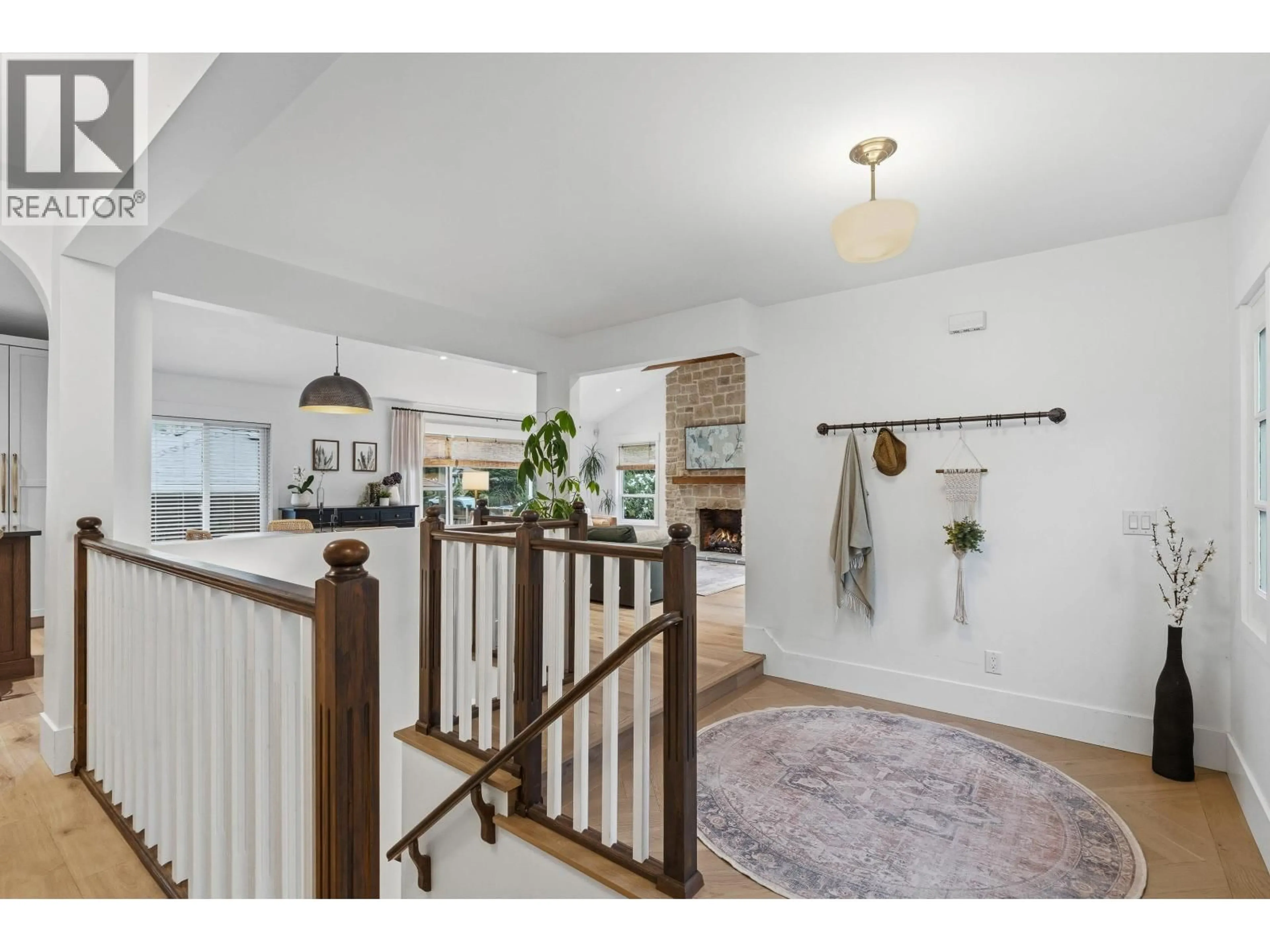 Indoor entryway for 1335 RIDGEWOOD DRIVE, North Vancouver British Columbia V7R1J4