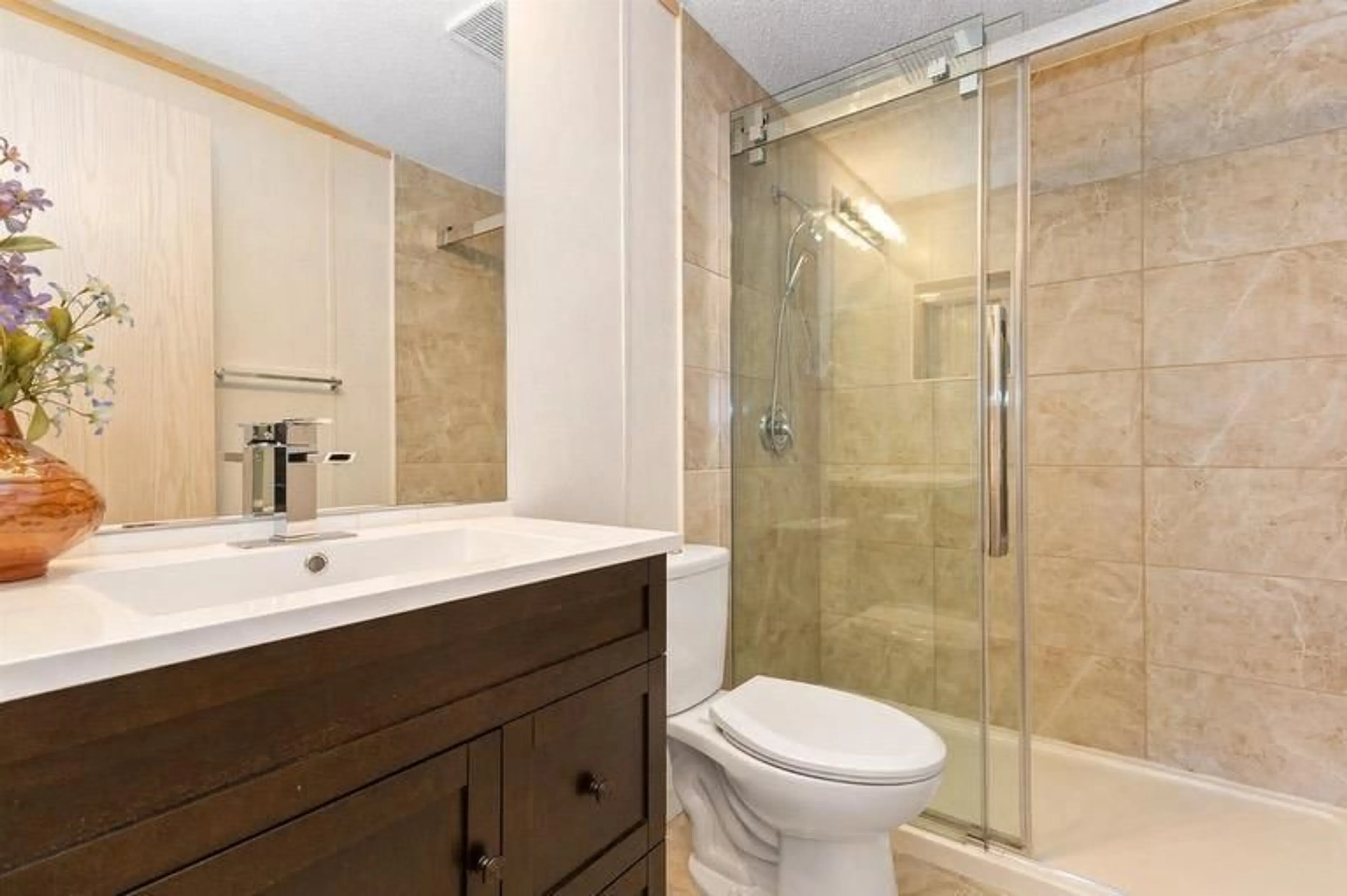 Standard bathroom, ceramic/tile floor for 14 - 2035 MARTENS STREET, Abbotsford British Columbia V2T6M3