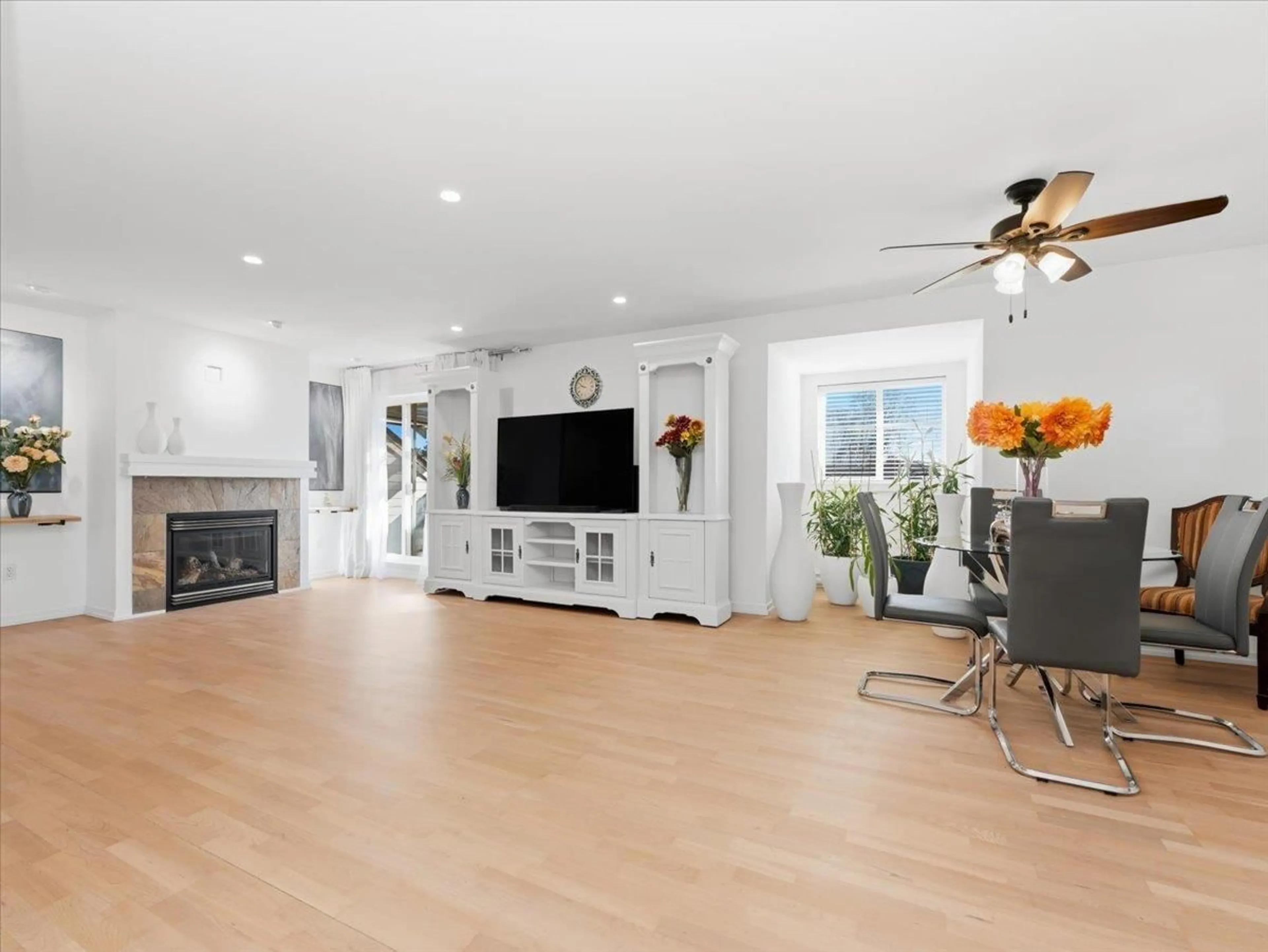 Living room with furniture, unknown for 409 - 15621 MARINE DRIVE, White Rock British Columbia V4B1E1