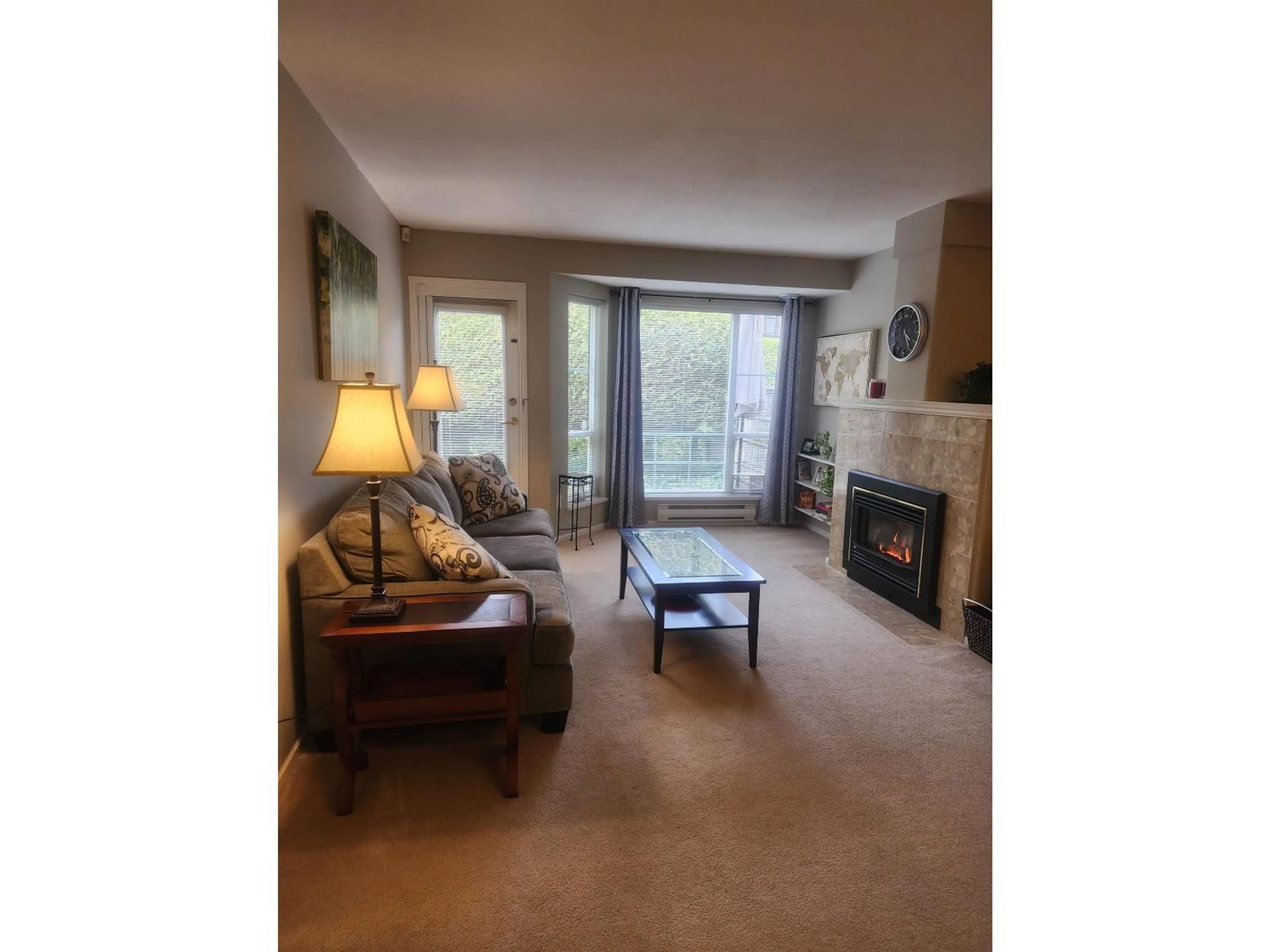 Living room with furniture, wood/laminate floor for 12 - 7127 124 STREET, Surrey British Columbia V3W3W9