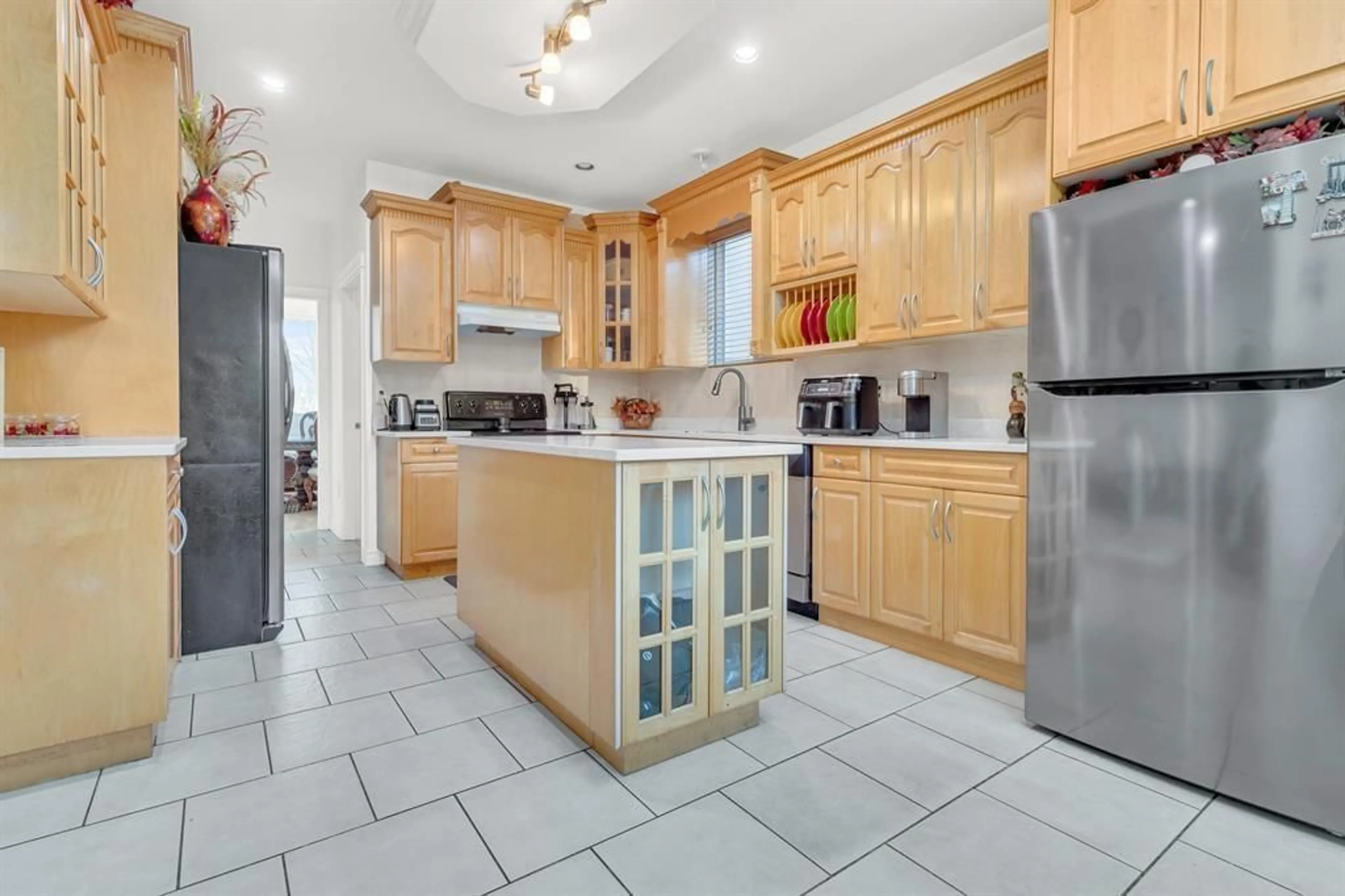 Open concept kitchen, ceramic/tile floor for 6758 148TH STREET, Surrey British Columbia V3S3C7