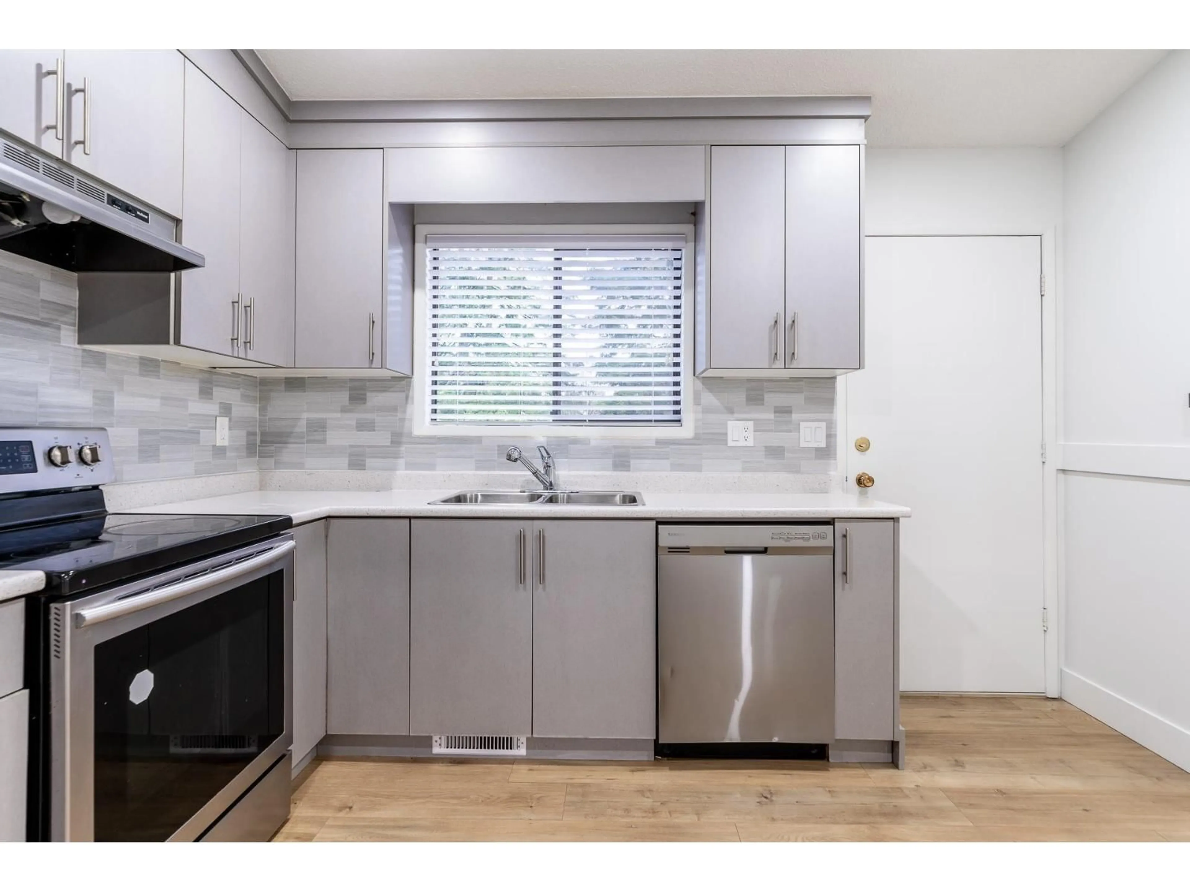 Standard kitchen, unknown for 2803 BABICH STREET, Abbotsford British Columbia V2S3K4