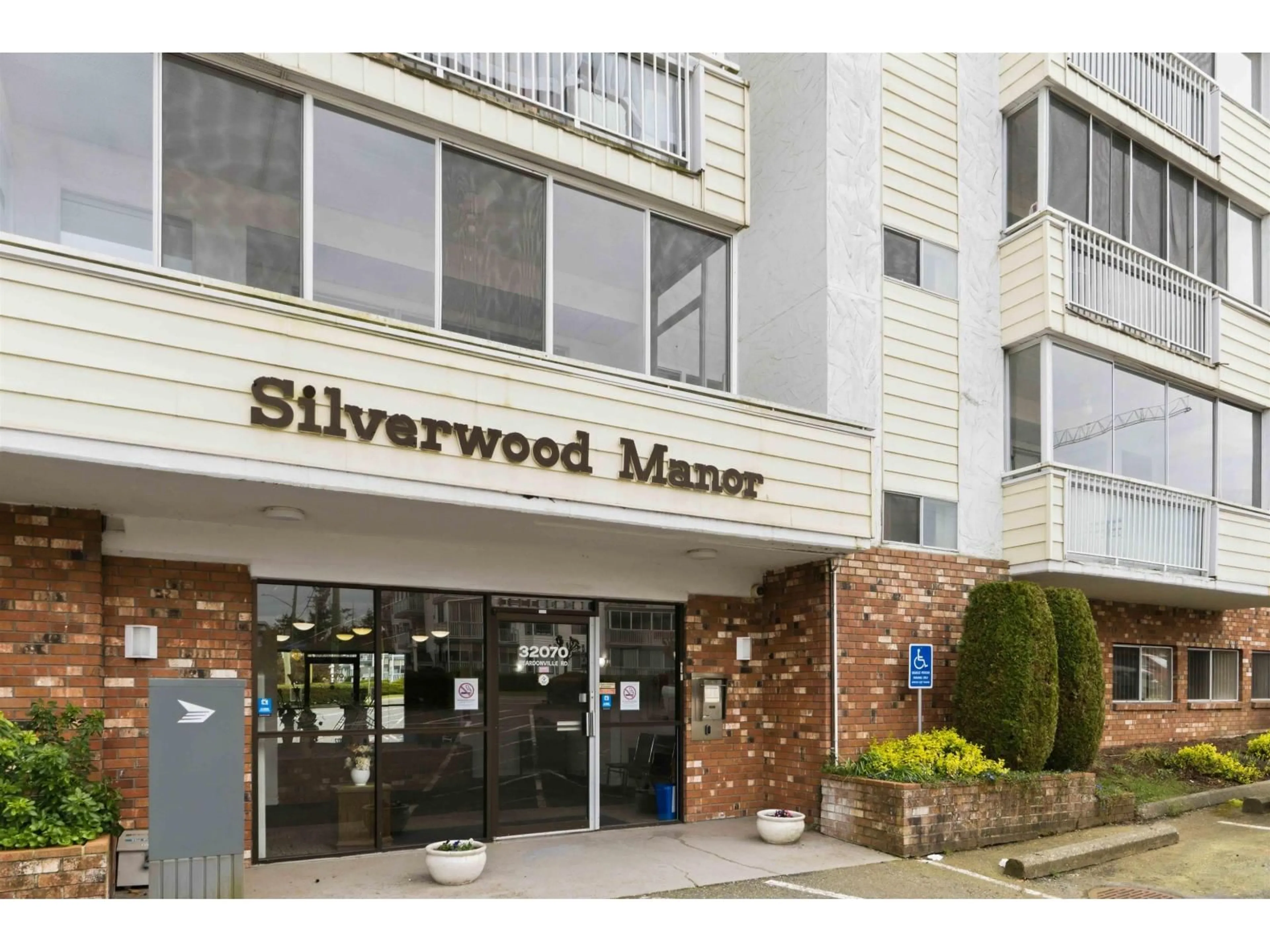 Indoor foyer for 207 - 32070 PEARDONVILLE ROAD, Abbotsford British Columbia V2T6N9