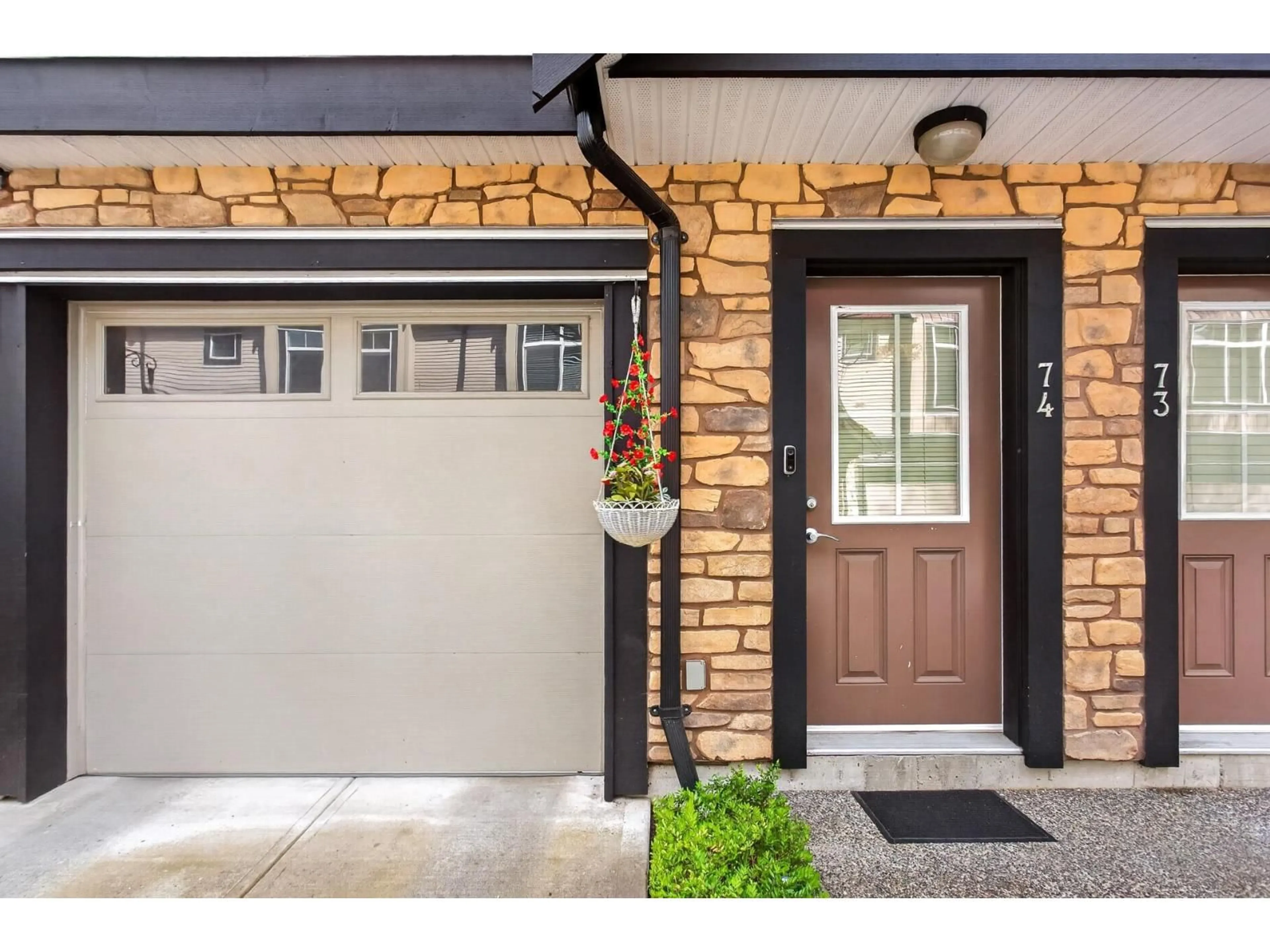 Indoor entryway for 74 - 6299 144 STREET, Surrey British Columbia V3X1A2