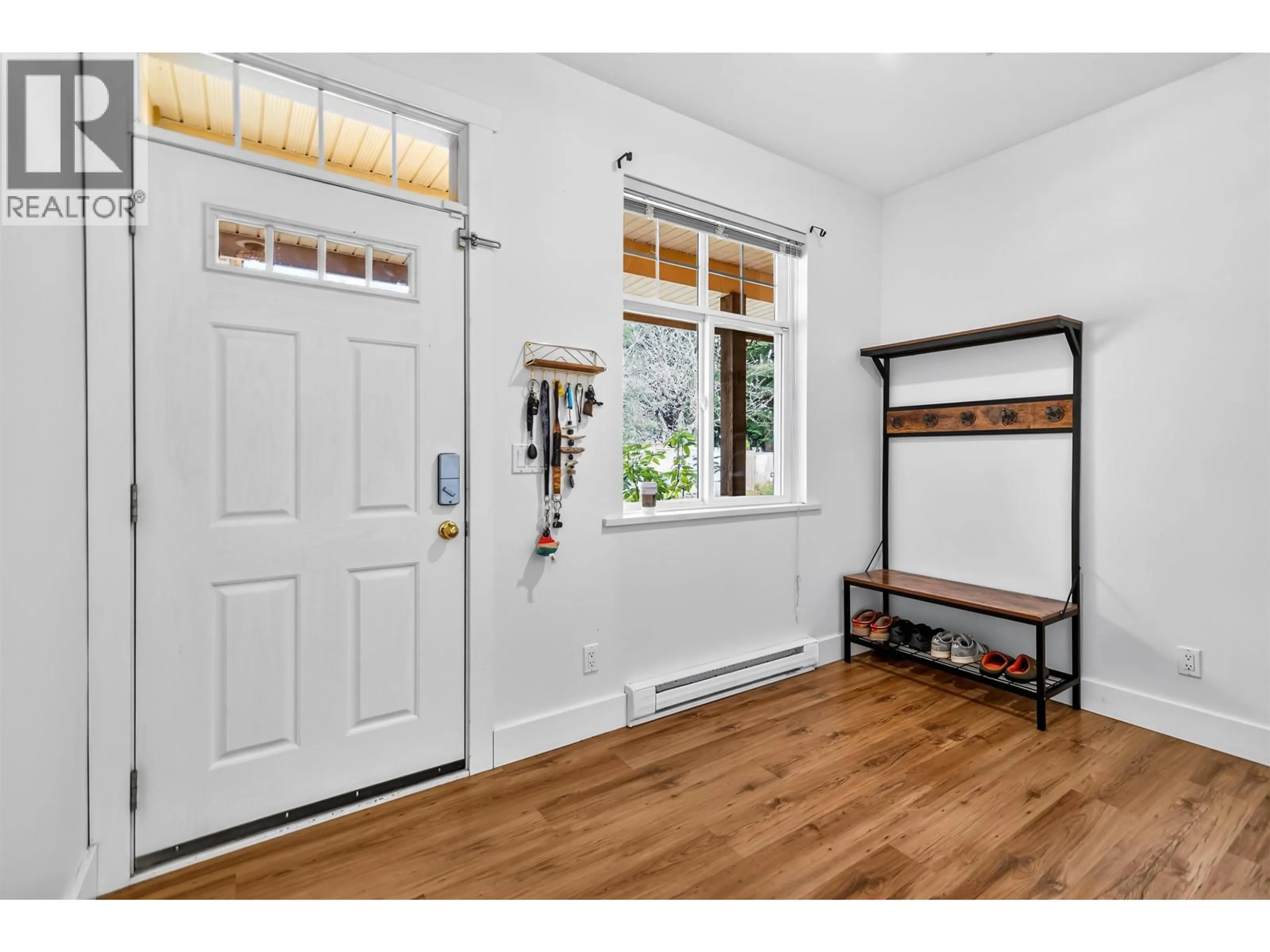 Indoor entryway for 4 - 809 NORTH ROAD, Gibsons British Columbia V0N1V9