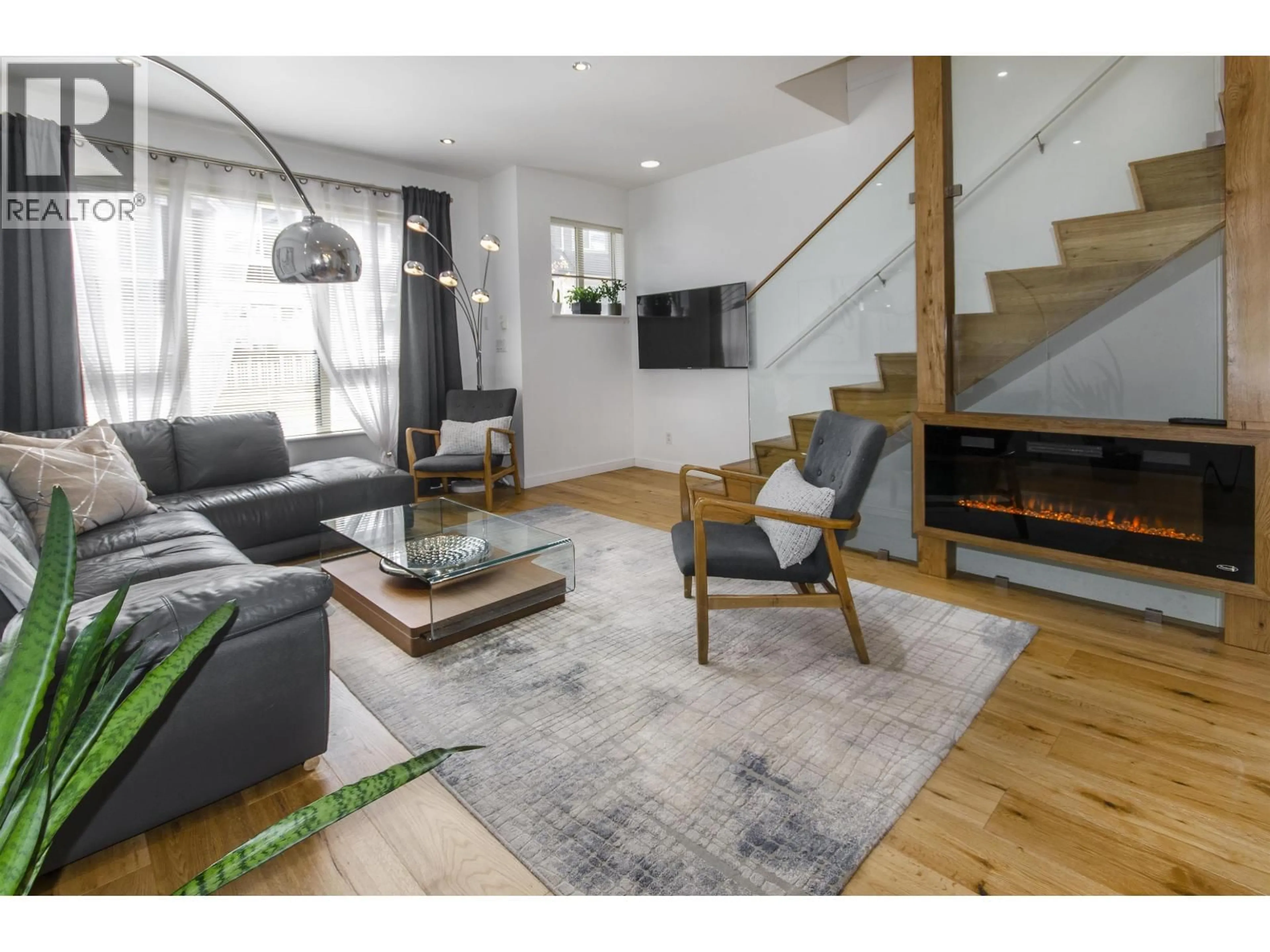 Living room with furniture, wood/laminate floor for 121 - 3105 DAYANEE SPRINGS BOULEVARD, Coquitlam British Columbia V3E0C2