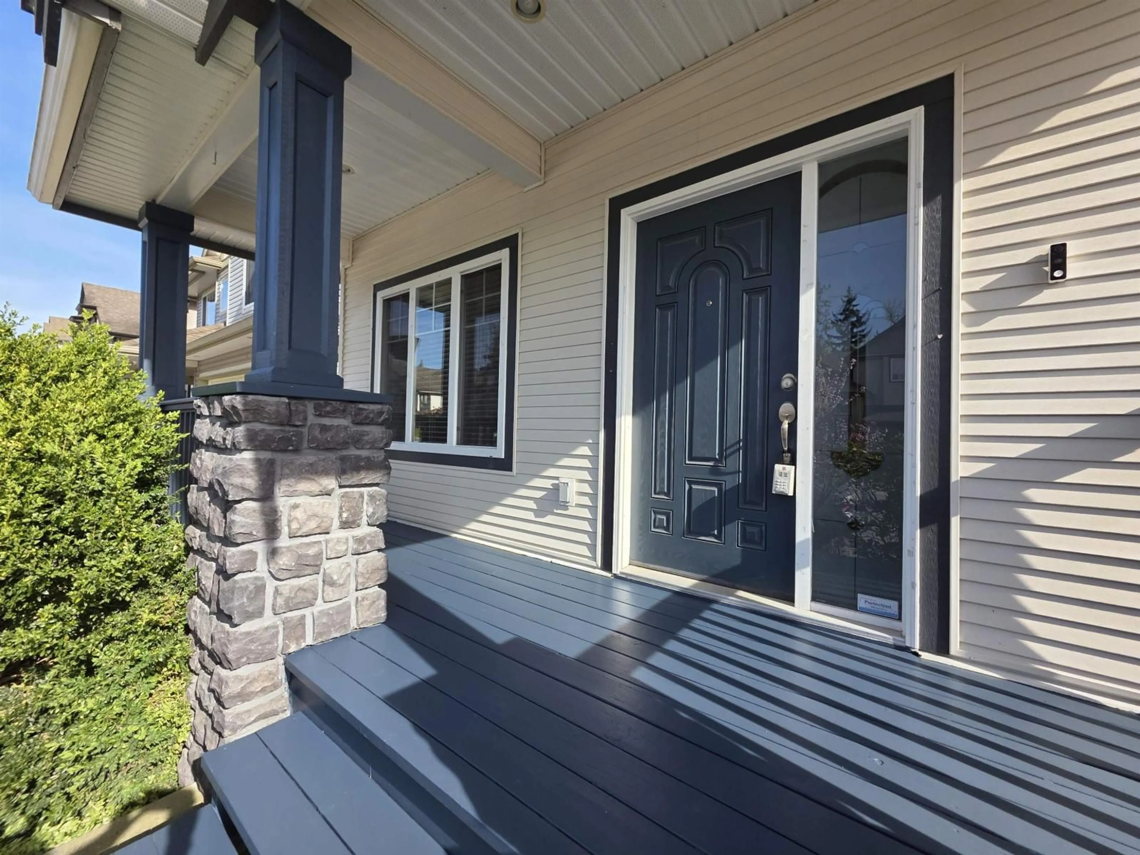 Home with vinyl exterior material, street for 33116 DALKE AVENUE, Mission British Columbia V2V0A3