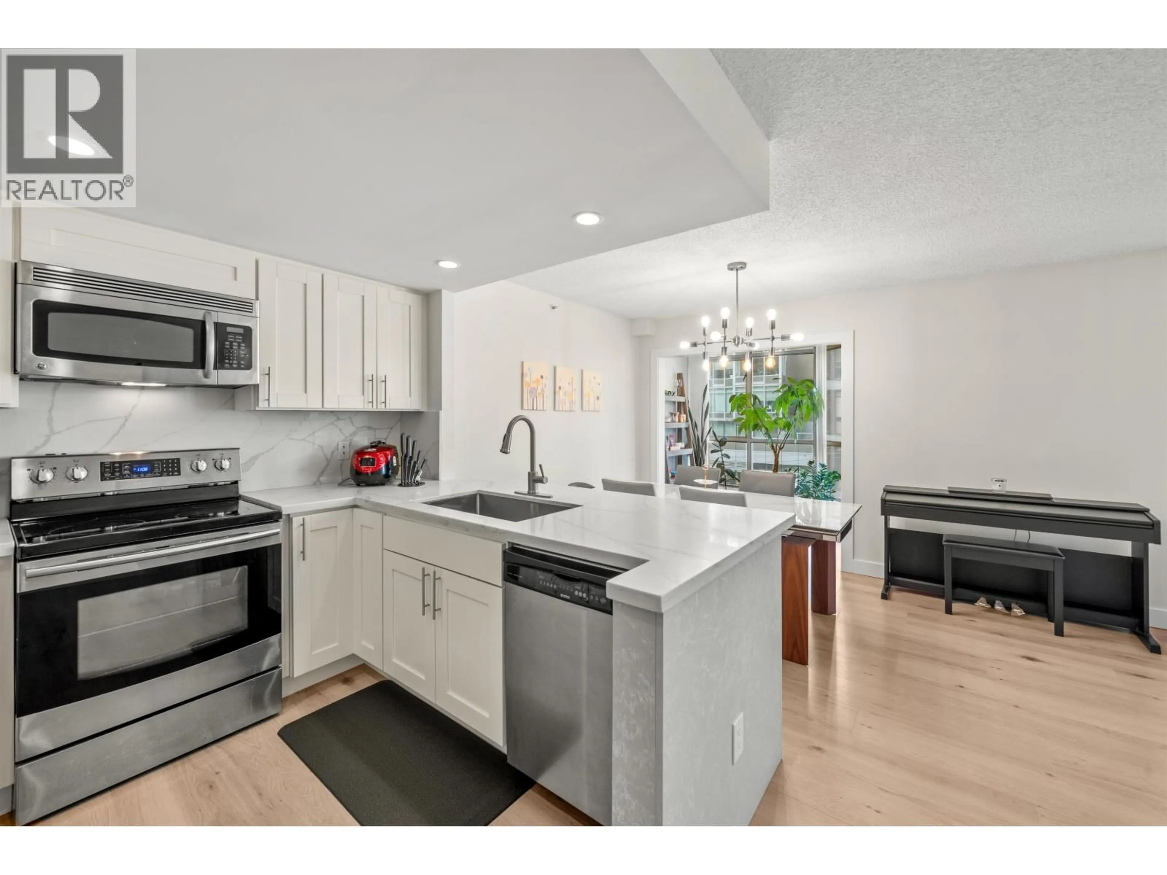 Open concept kitchen, ceramic/tile floor for 706 - 867 HAMILTON STREET, Vancouver British Columbia V6B2R7