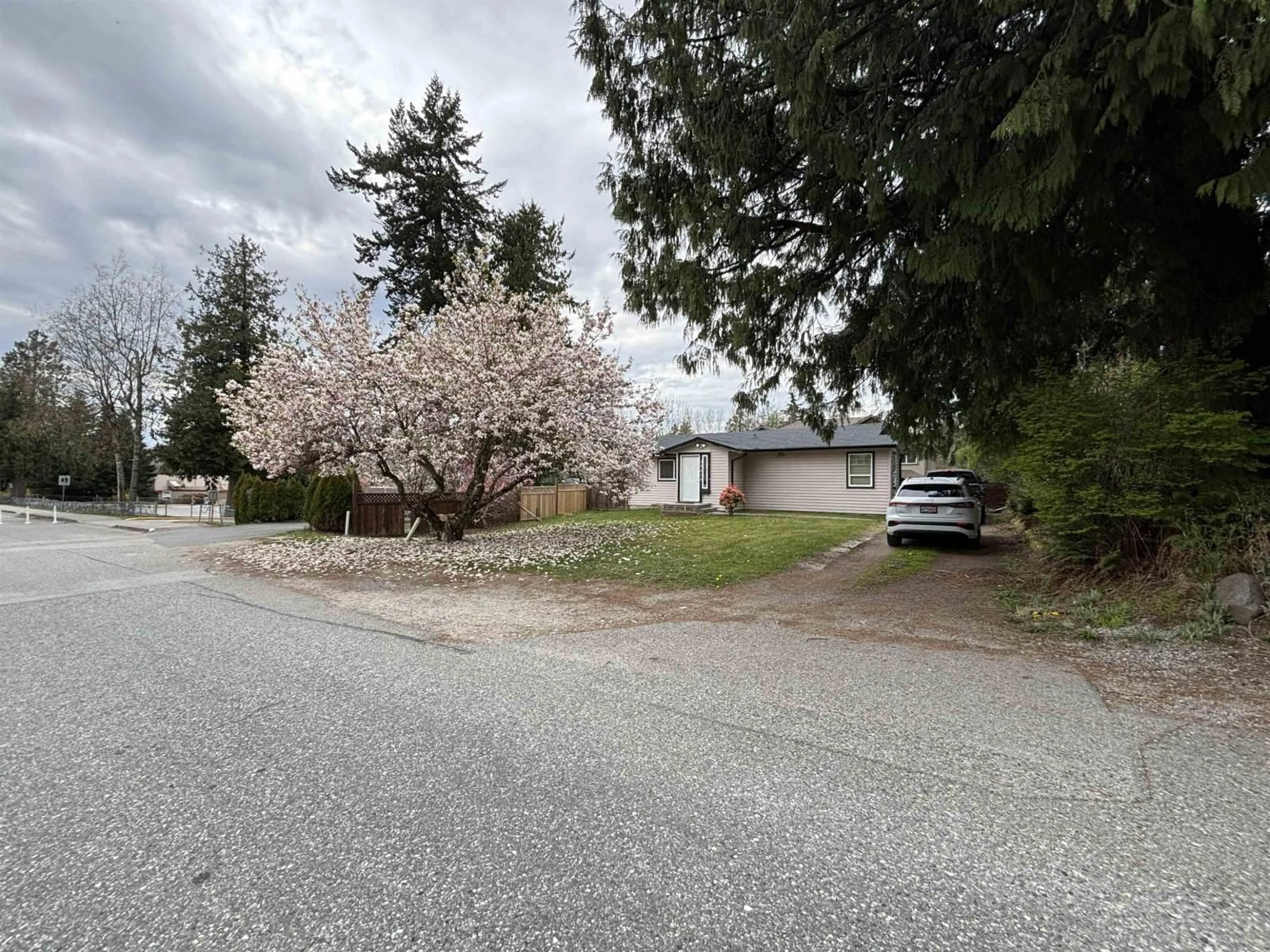 A pic from outside/outdoor area/front of a property/back of a property/a pic from drone, street for 33475 CHERRY AVENUE, Mission British Columbia V2V2V5