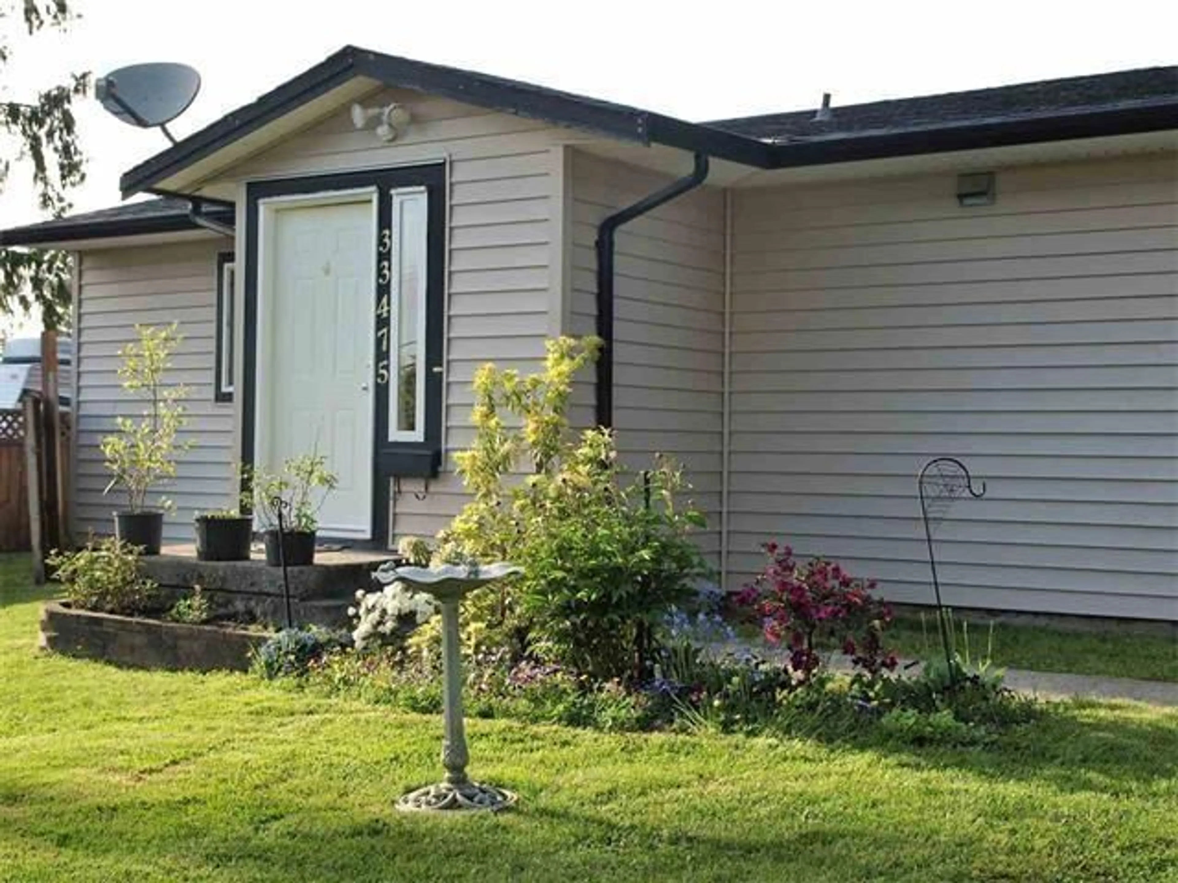Home with vinyl exterior material, street for 33475 CHERRY AVENUE, Mission British Columbia V2V2V5