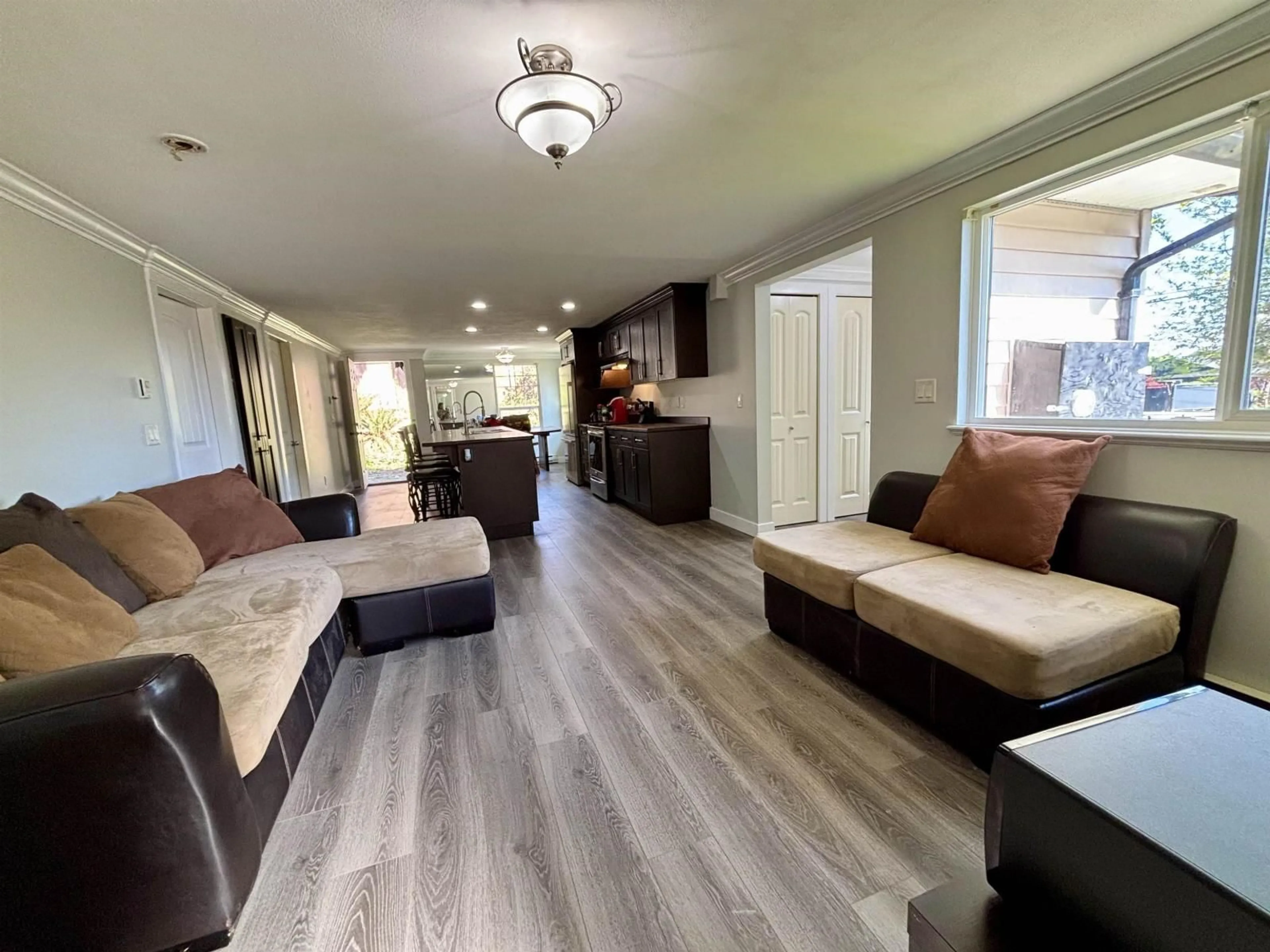 Living room with furniture, wood/laminate floor for 33475 CHERRY AVENUE, Mission British Columbia V2V2V5