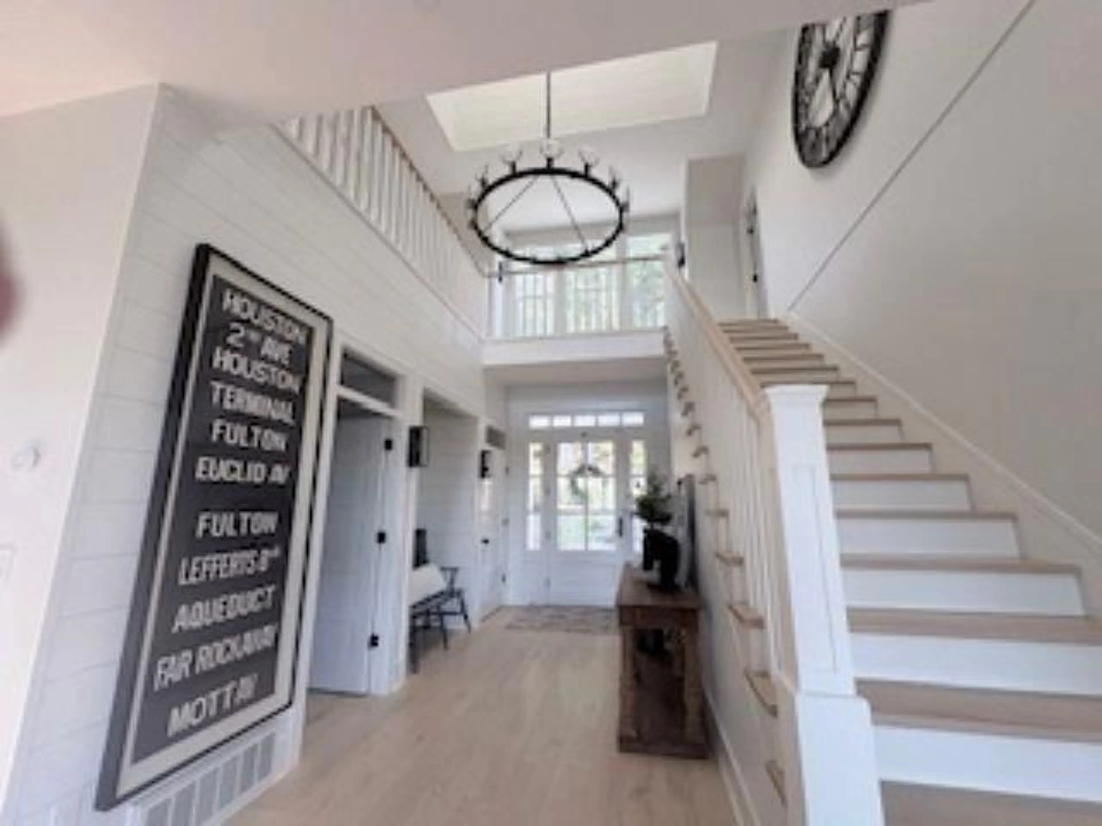 Indoor entryway for 34110 RICHARDS AVENUE, Mission British Columbia V2V7E3