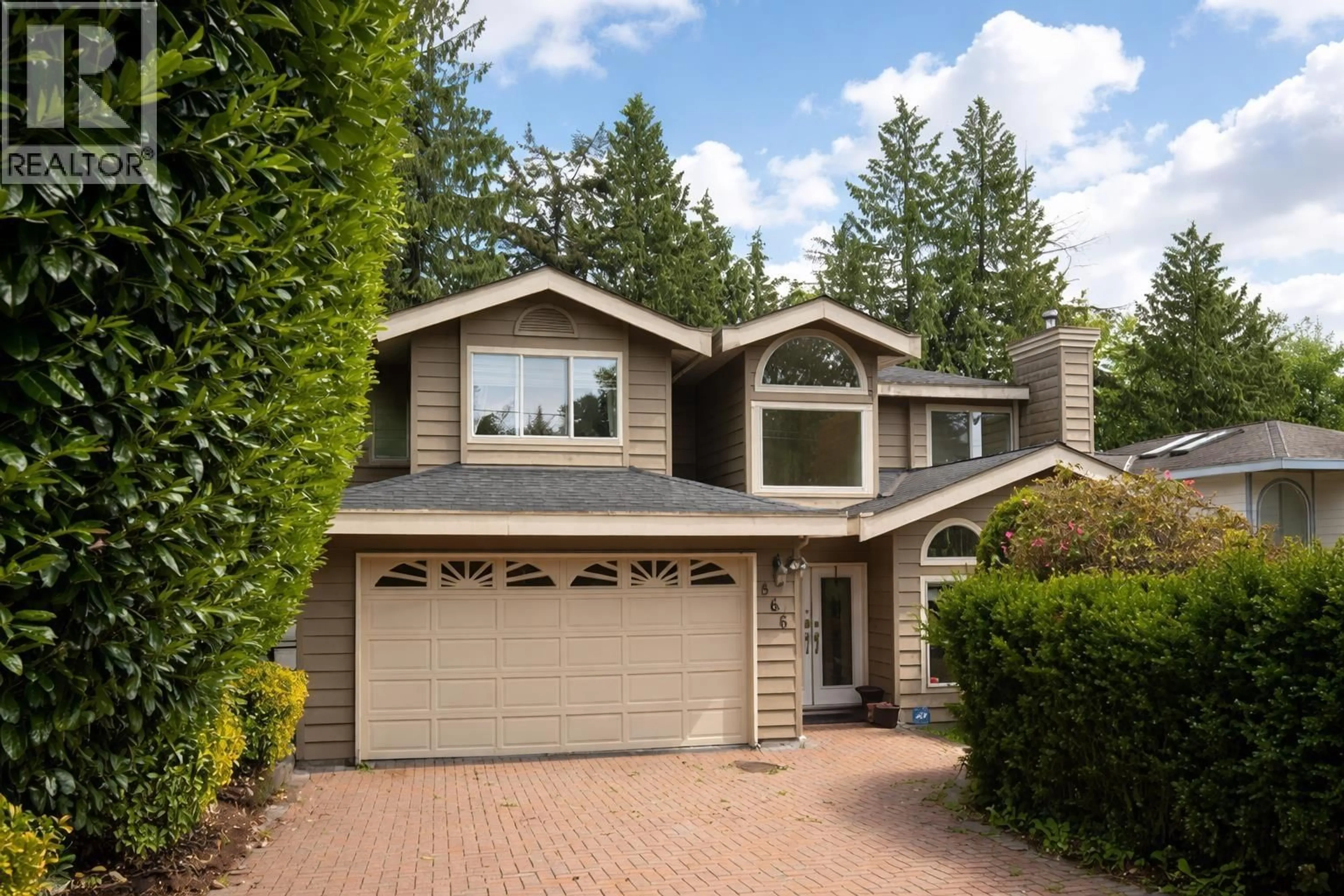 Home with vinyl exterior material, street for 866 SINCLAIR STREET, West Vancouver British Columbia V7V3V9