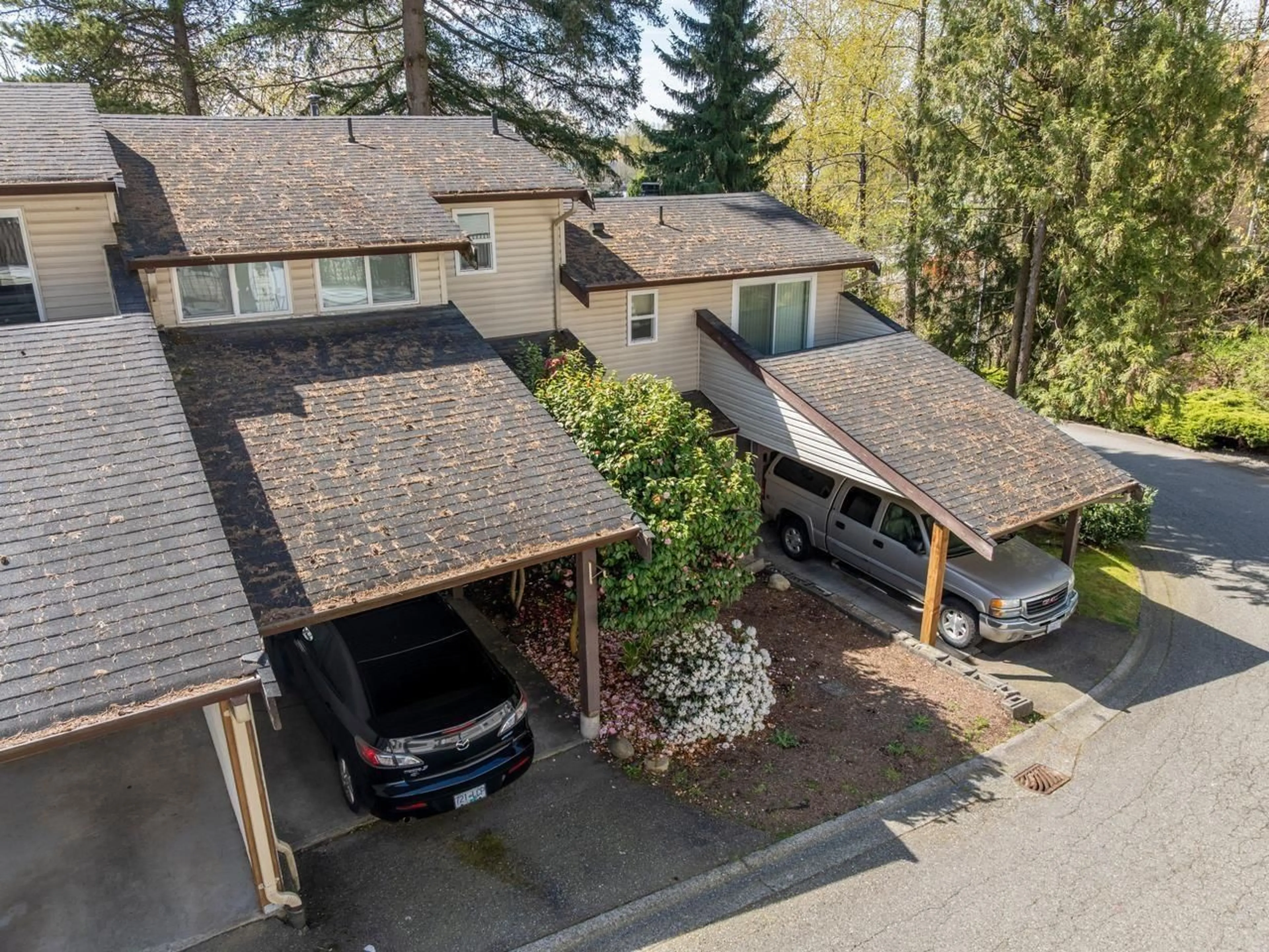 A pic from outside/outdoor area/front of a property/back of a property/a pic from drone, street for 4 - 32705 FRASER CRESCENT, Mission British Columbia V2V1C9