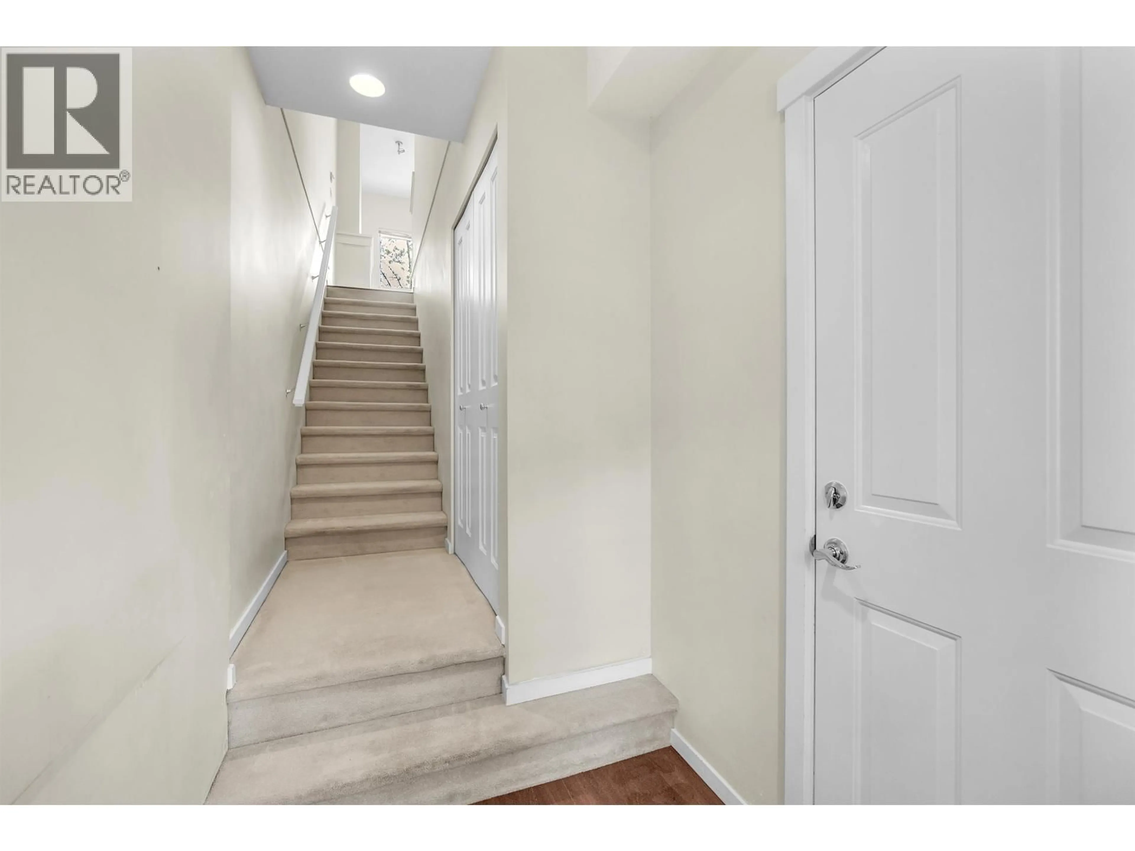 Indoor entryway for 162 - 3105 DAYANEE SPRINGS BOULEVARD, Coquitlam British Columbia V3E0C2