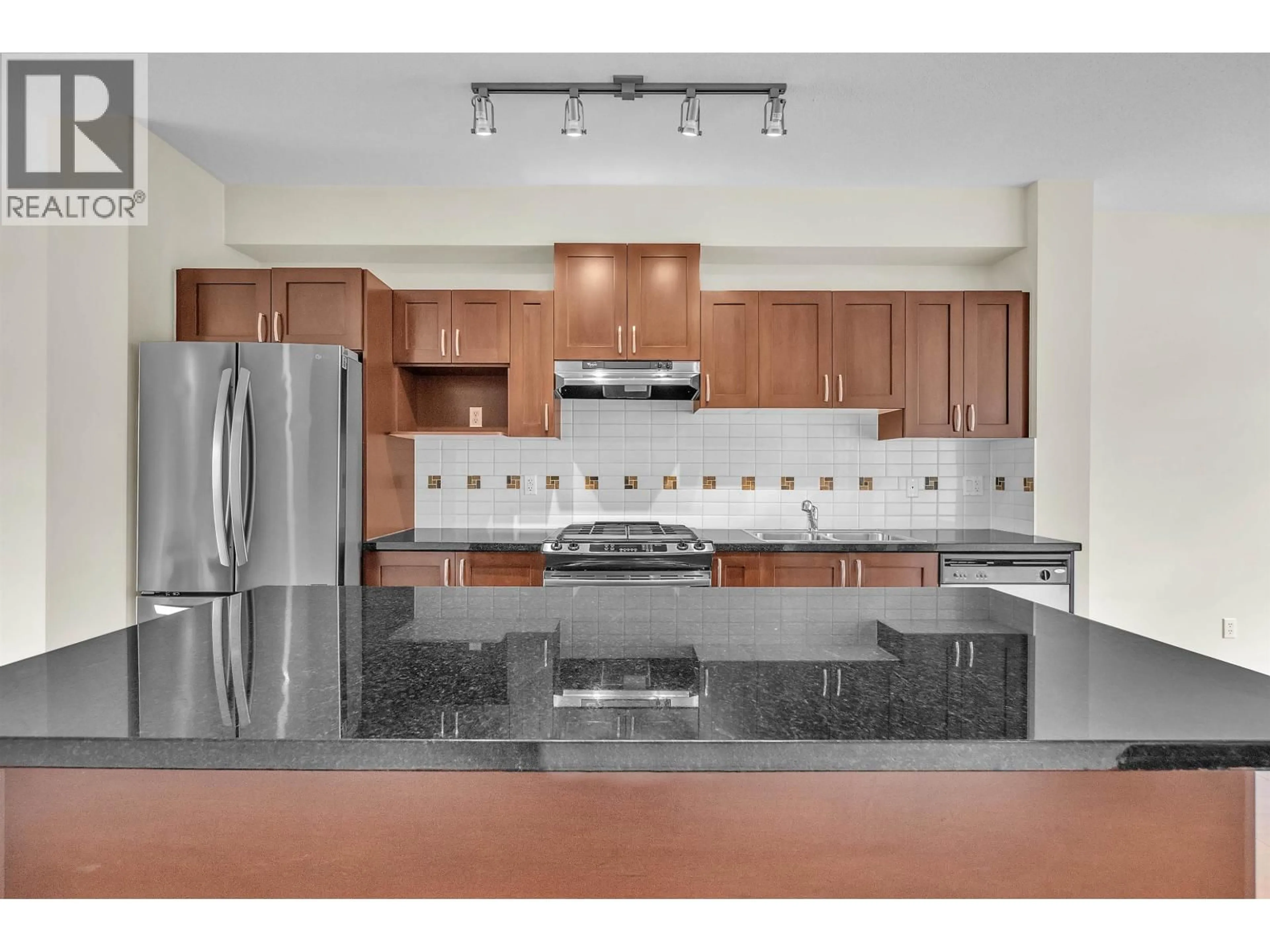 Standard kitchen, ceramic/tile floor for 162 - 3105 DAYANEE SPRINGS BOULEVARD, Coquitlam British Columbia V3E0C2