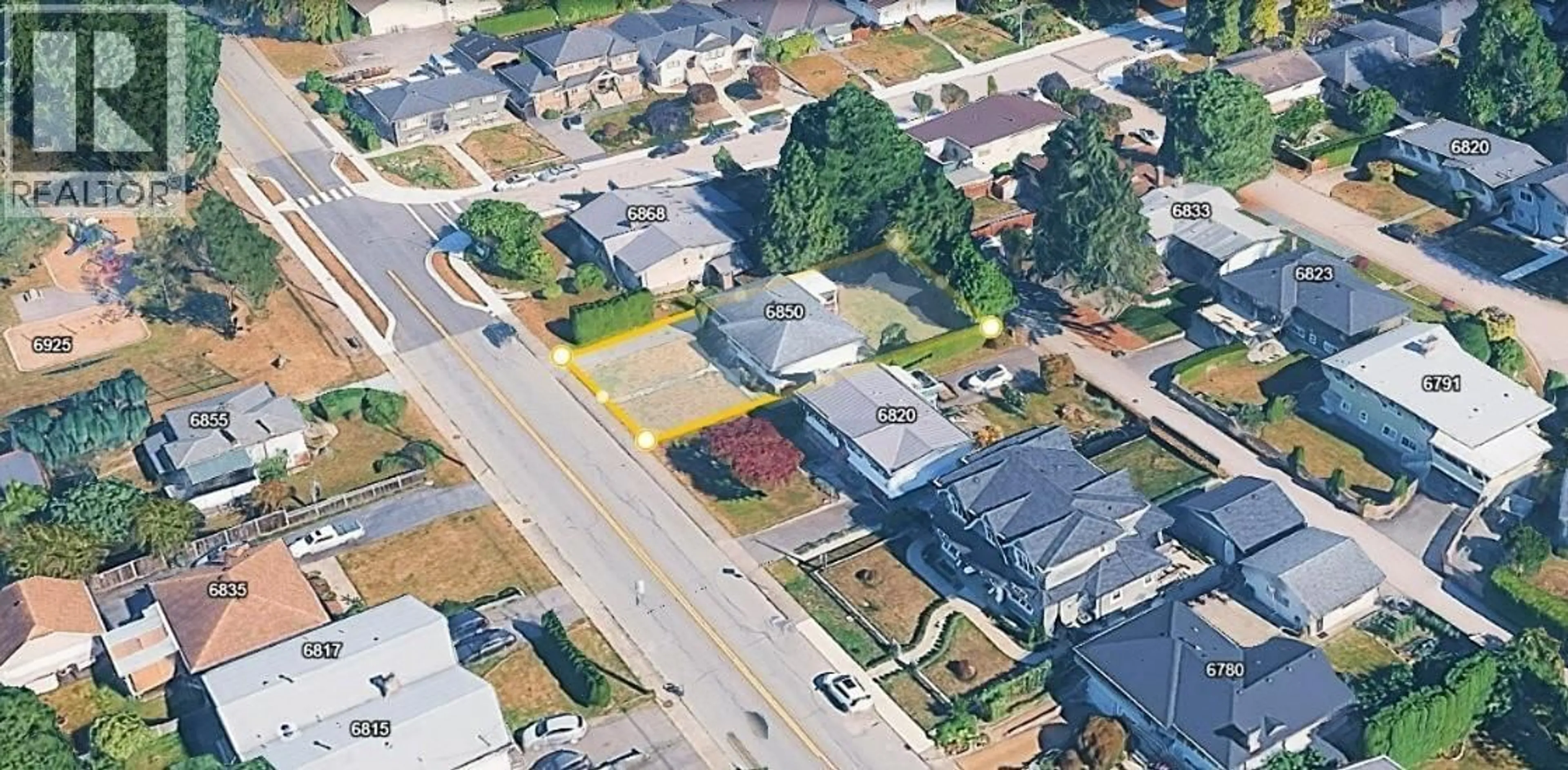 A pic from outside/outdoor area/front of a property/back of a property/a pic from drone, street for 6850 HALIFAX STREET, Burnaby British Columbia V5B2R4