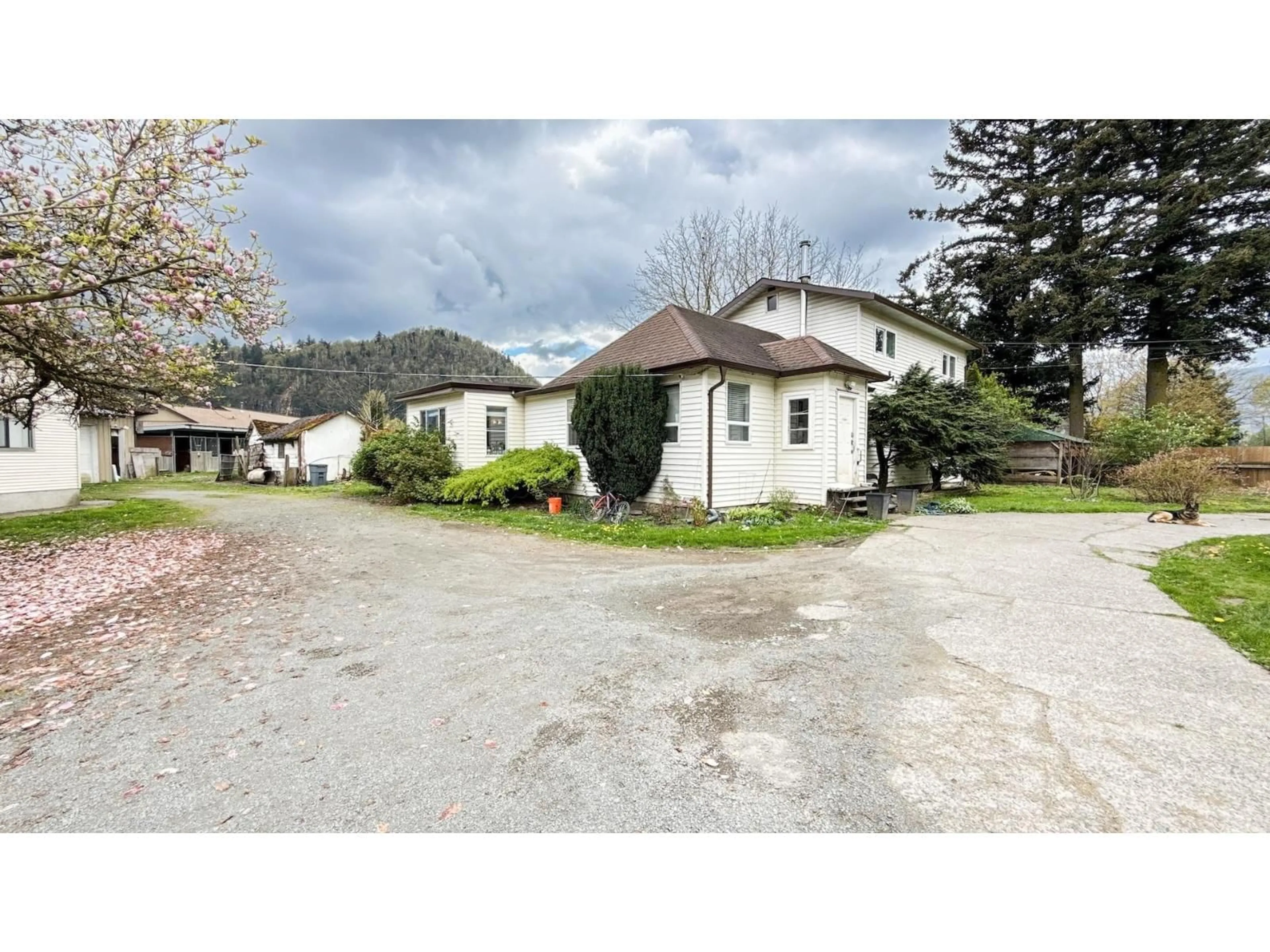 A pic from outside/outdoor area/front of a property/back of a property/a pic from drone, unknown for 6390 PIONEER AVENUE, Agassiz British Columbia V0M1A3