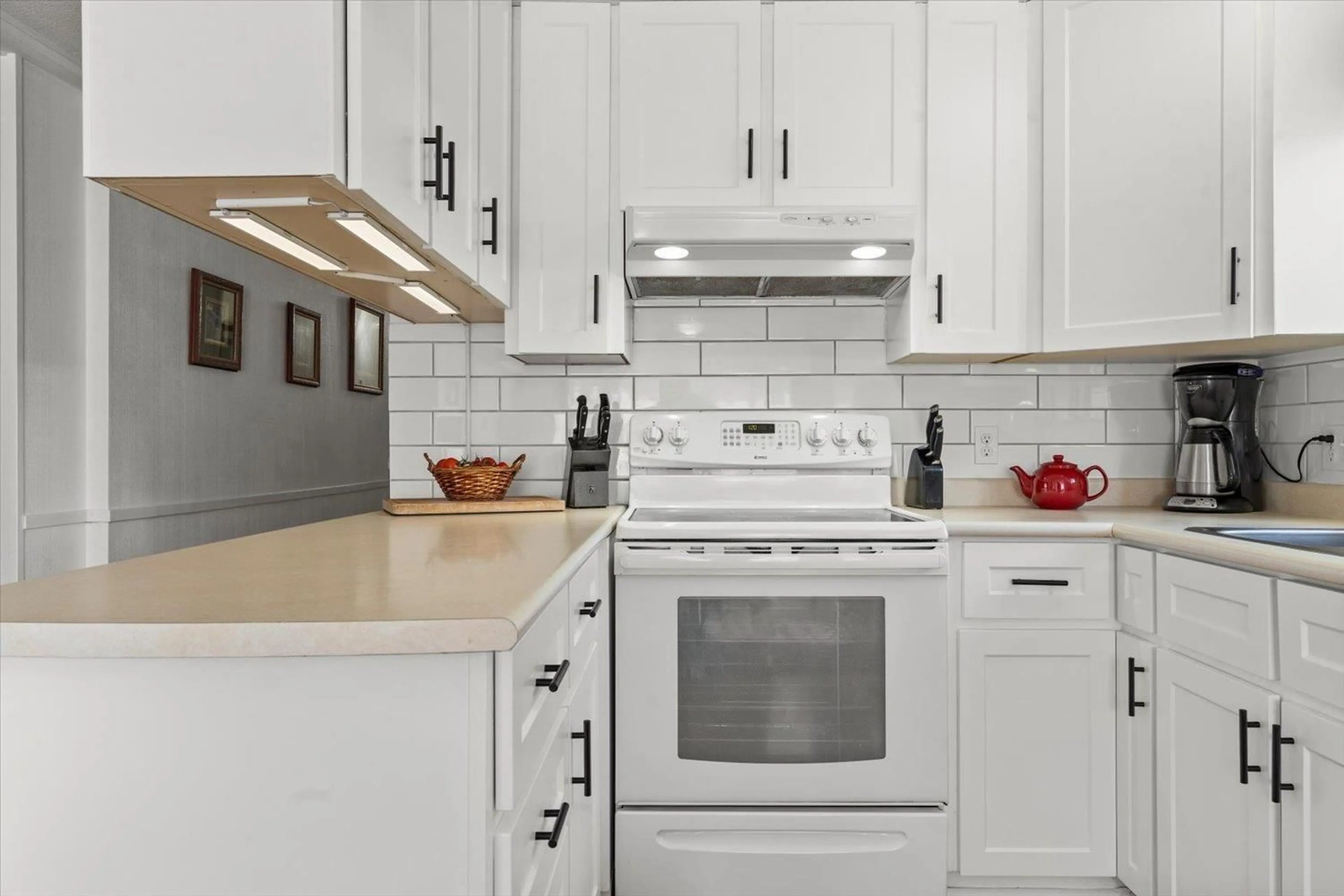 Standard kitchen, ceramic/tile floor for 136 - 3031 200 STREET, Langley British Columbia V2Z1N5