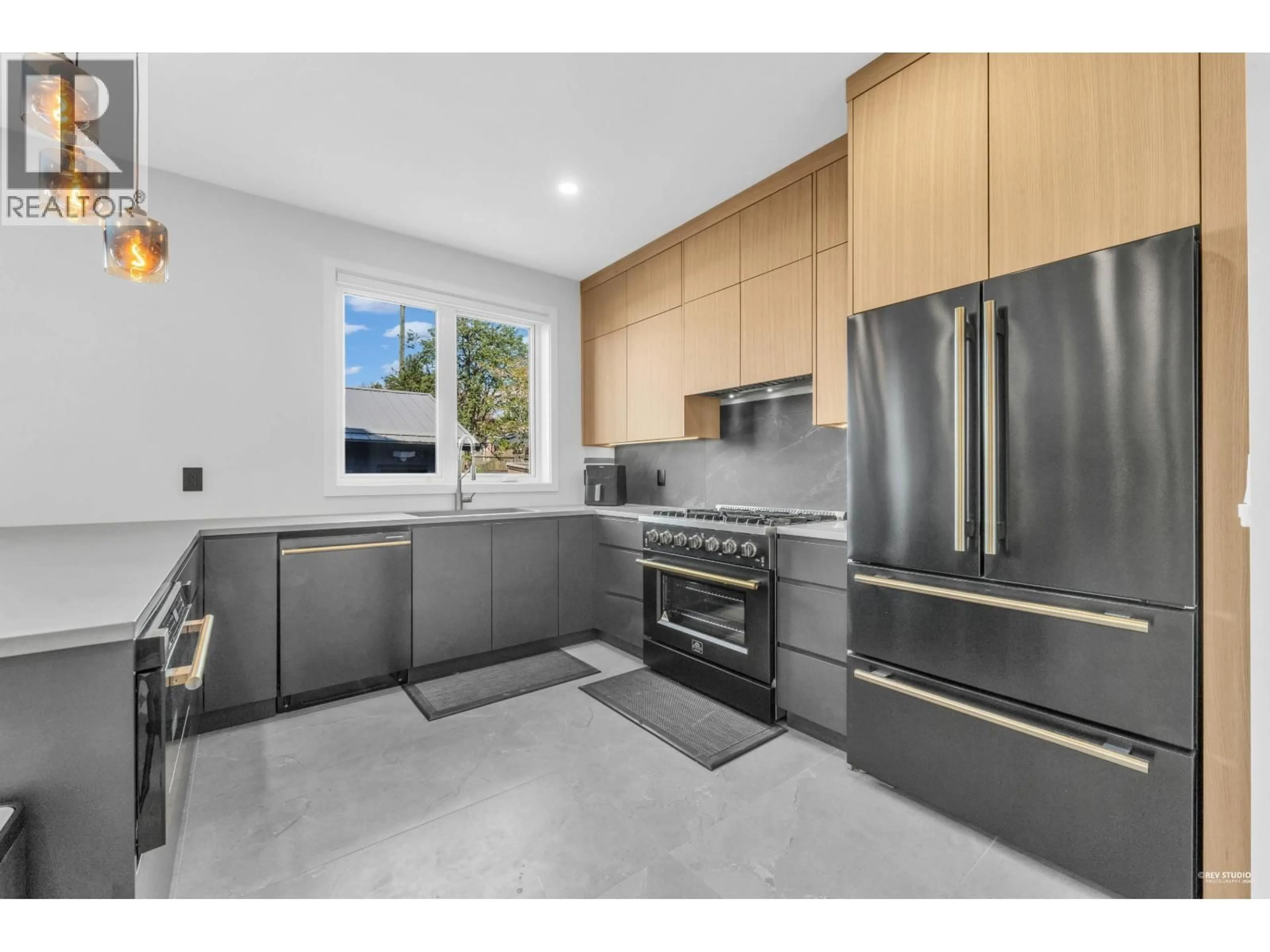 Unknown for 2 - 2091 20TH AVENUE, Vancouver British Columbia V5N2L1