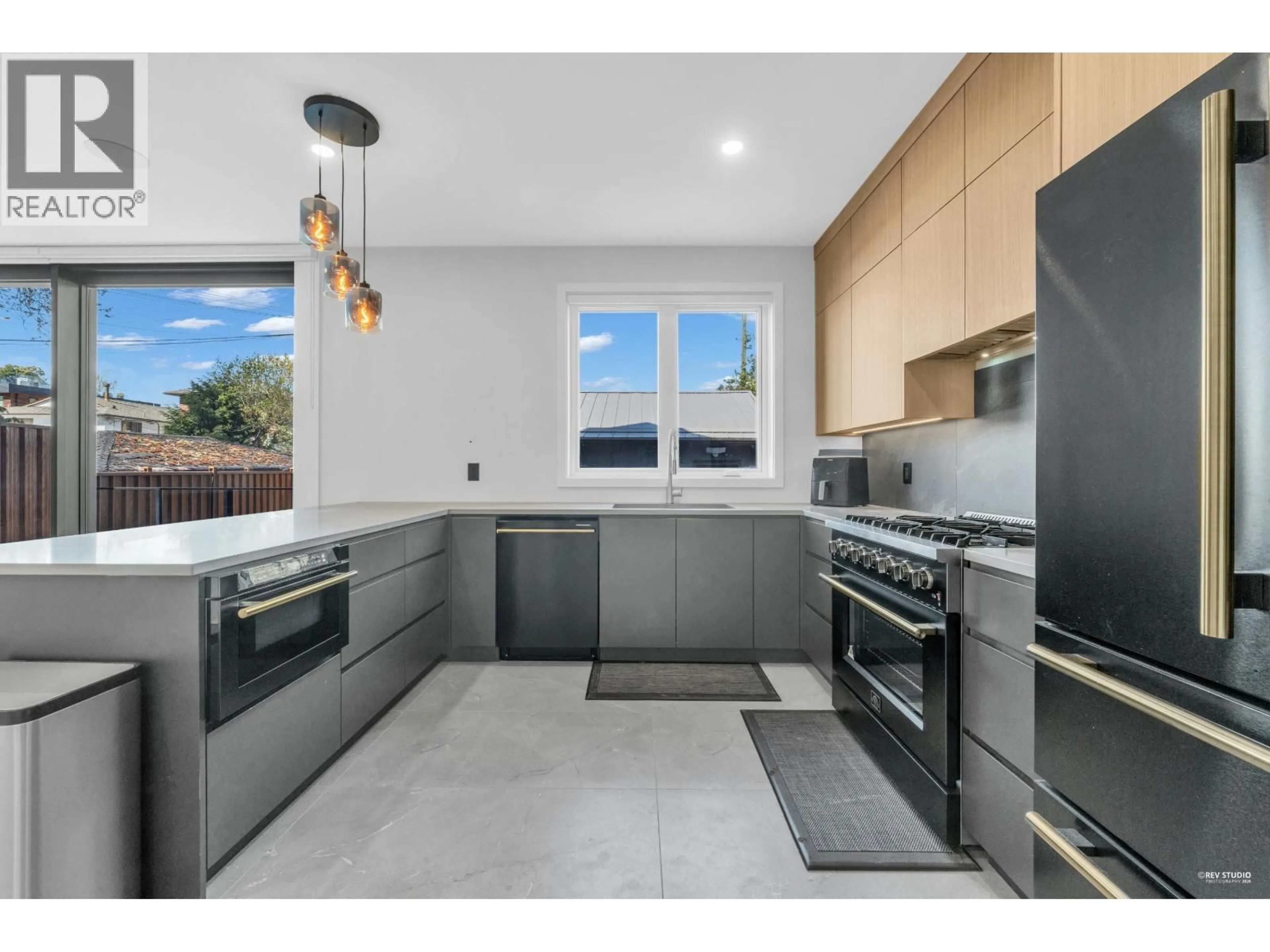 Contemporary kitchen, unknown for 2 - 2091 20TH AVENUE, Vancouver British Columbia V5N2L1