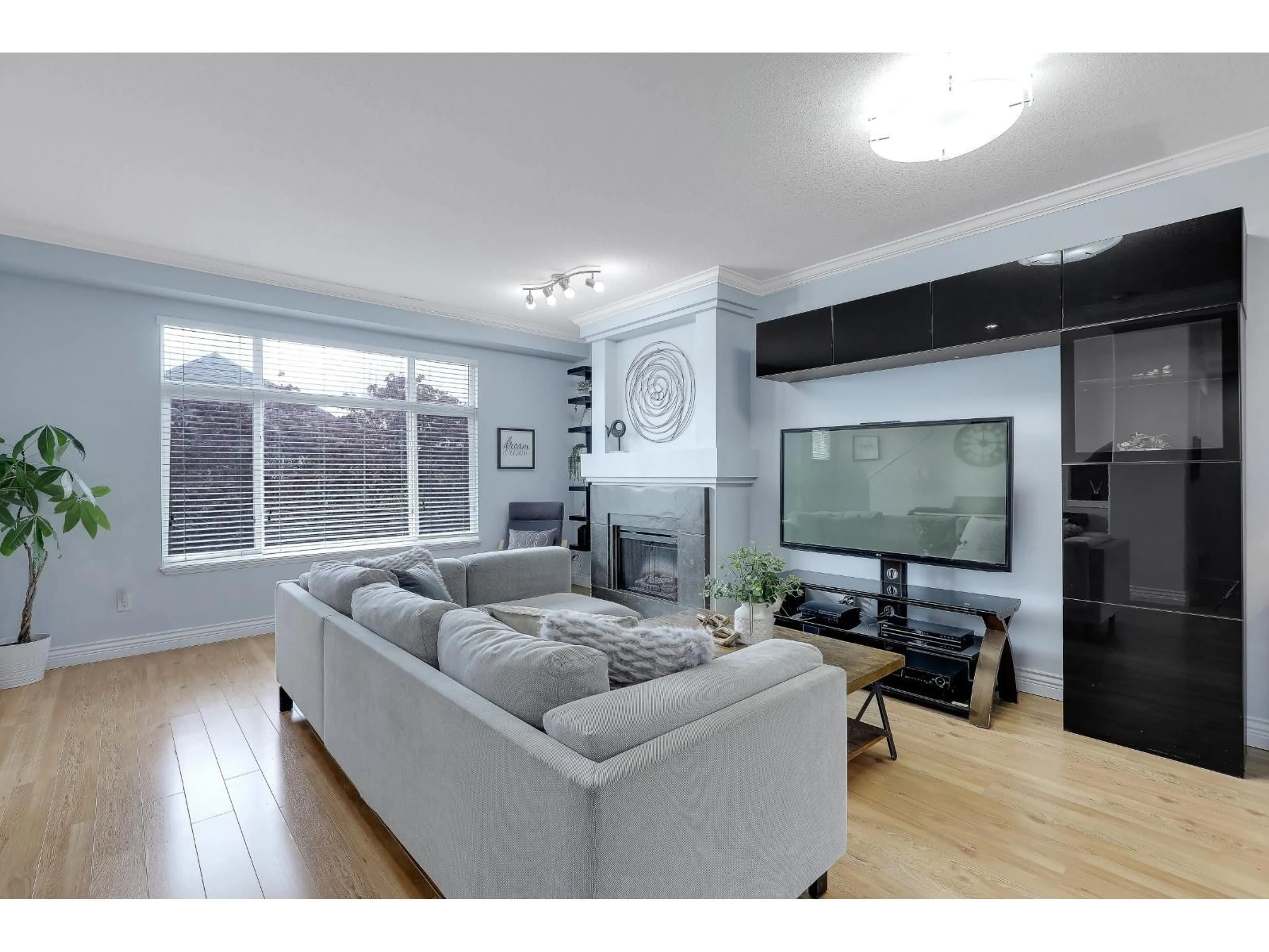 Living room with furniture, wood/laminate floor for 18 - 19330 69 AVENUE, Surrey British Columbia V4N0Z2