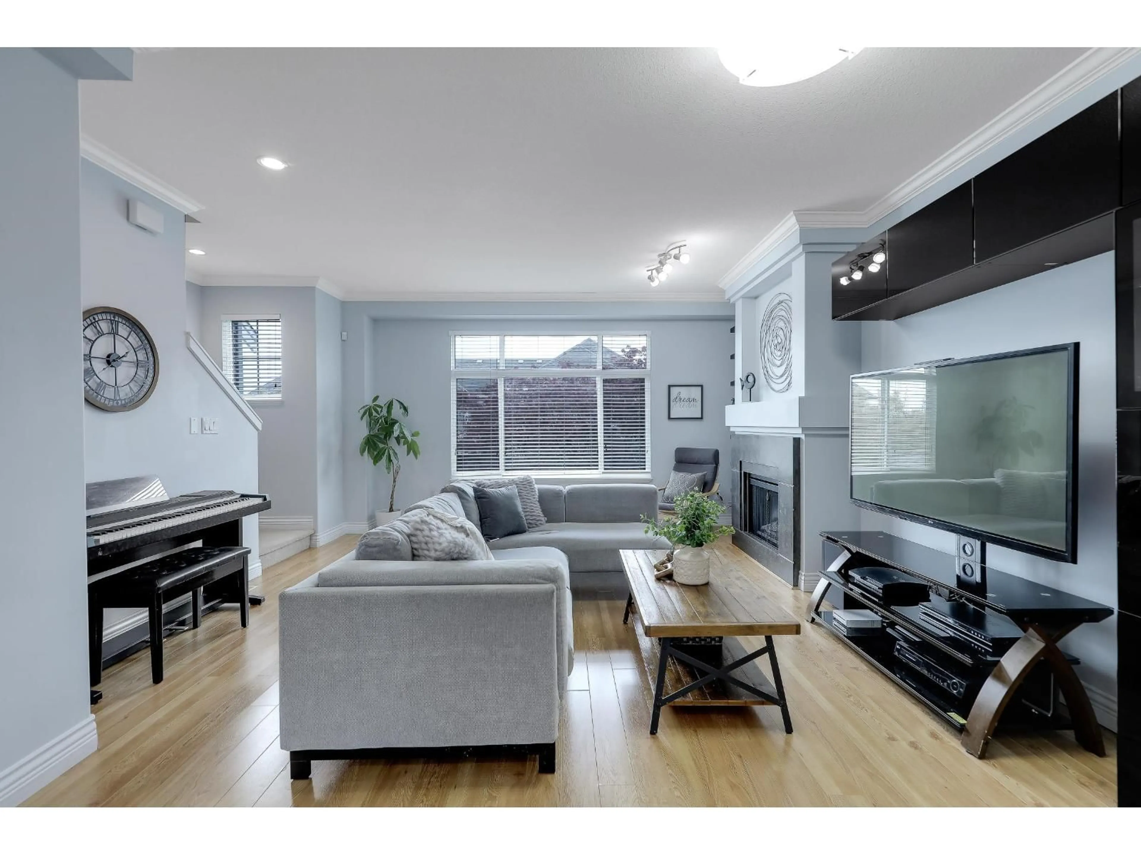 Living room with furniture, wood/laminate floor for 18 - 19330 69 AVENUE, Surrey British Columbia V4N0Z2