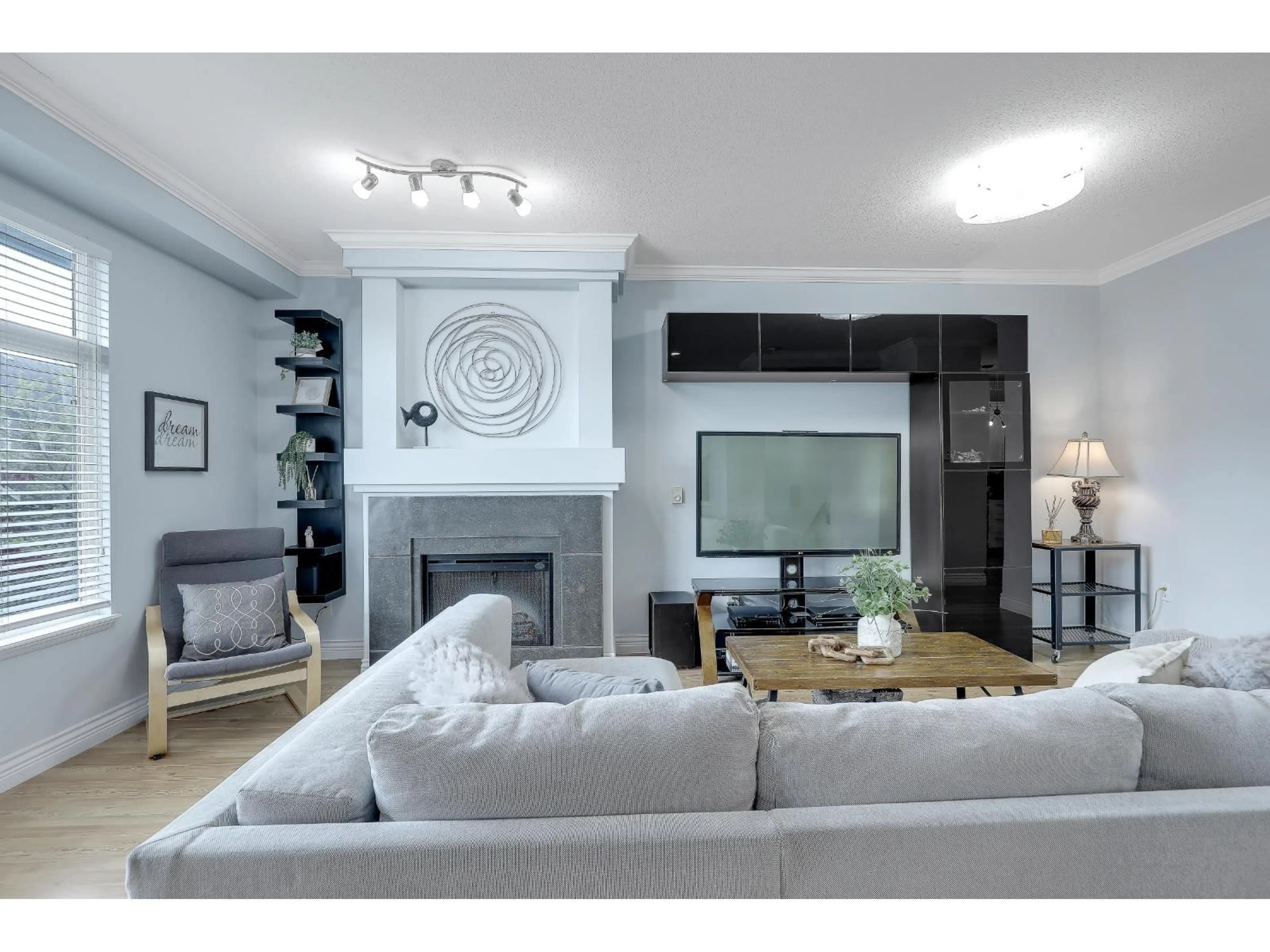 Living room with furniture, unknown for 18 - 19330 69 AVENUE, Surrey British Columbia V4N0Z2