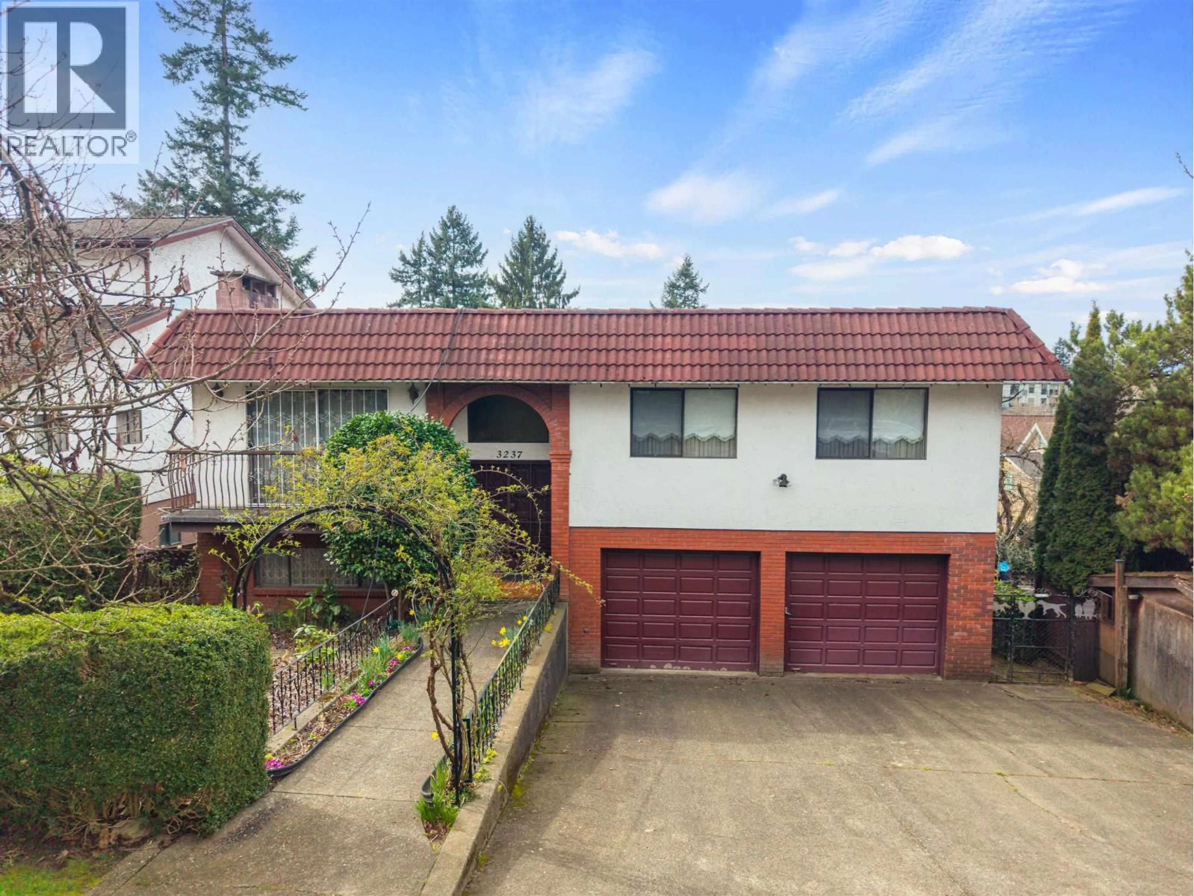 A pic from outside/outdoor area/front of a property/back of a property/a pic from drone, street for 3237 DUMFRIES STREET, Vancouver British Columbia V5N3S4