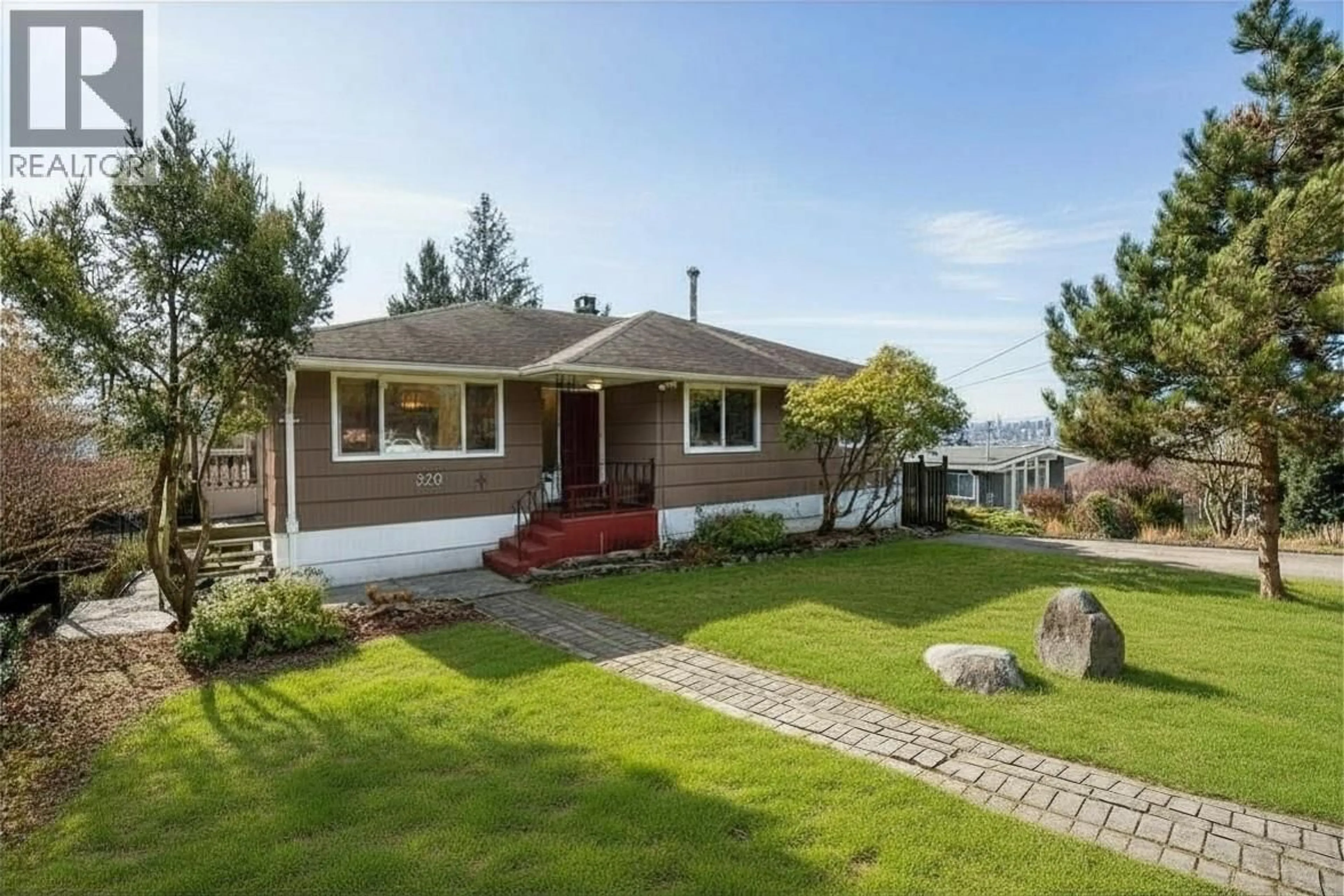 Home with vinyl exterior material, unknown for 320 SEAFORTH CRESCENT, Coquitlam British Columbia V3K2M4