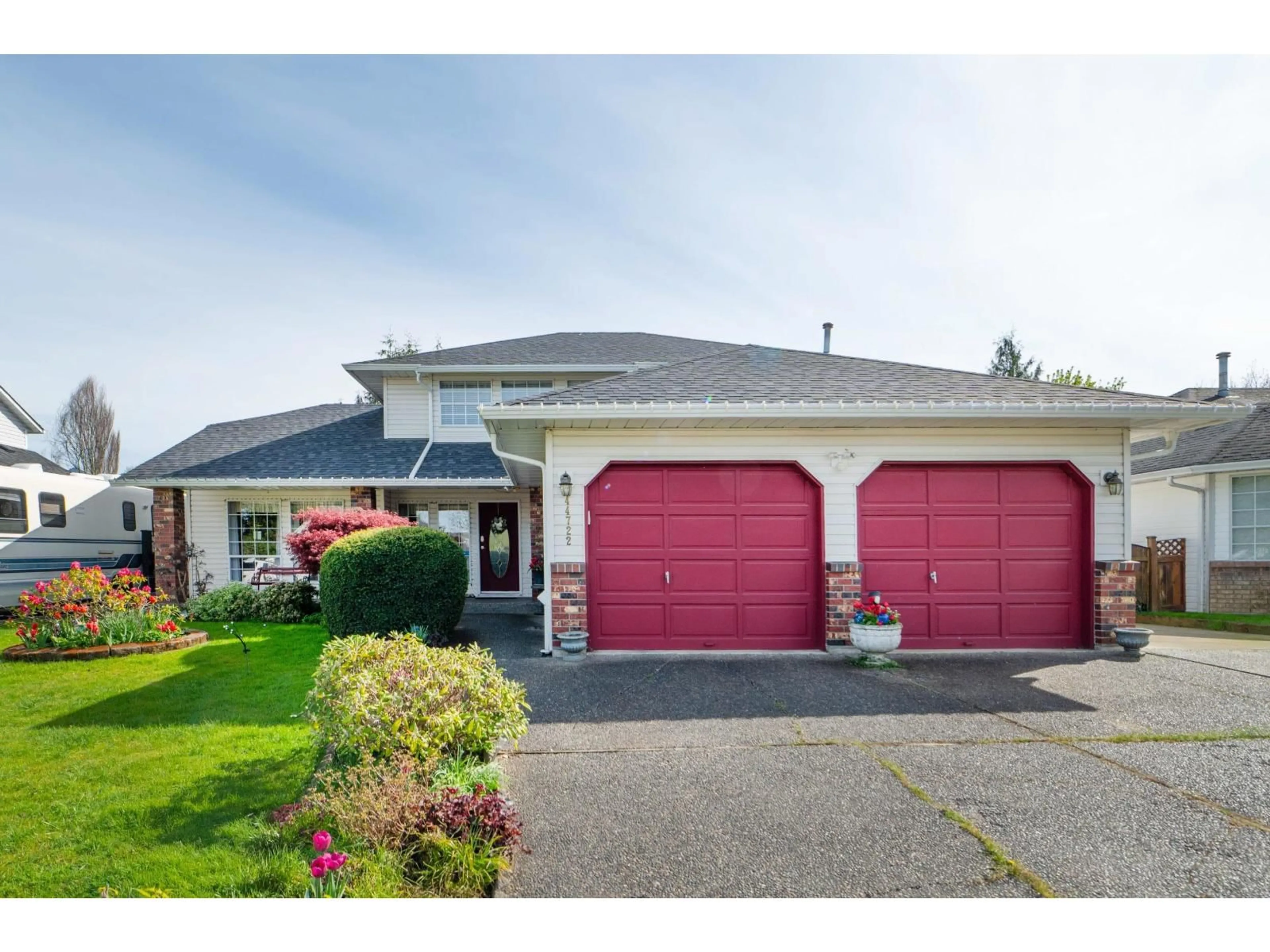 Home with vinyl exterior material, street for 44722 CUMBERLAND AVENUE, Chilliwack British Columbia V2R3B6