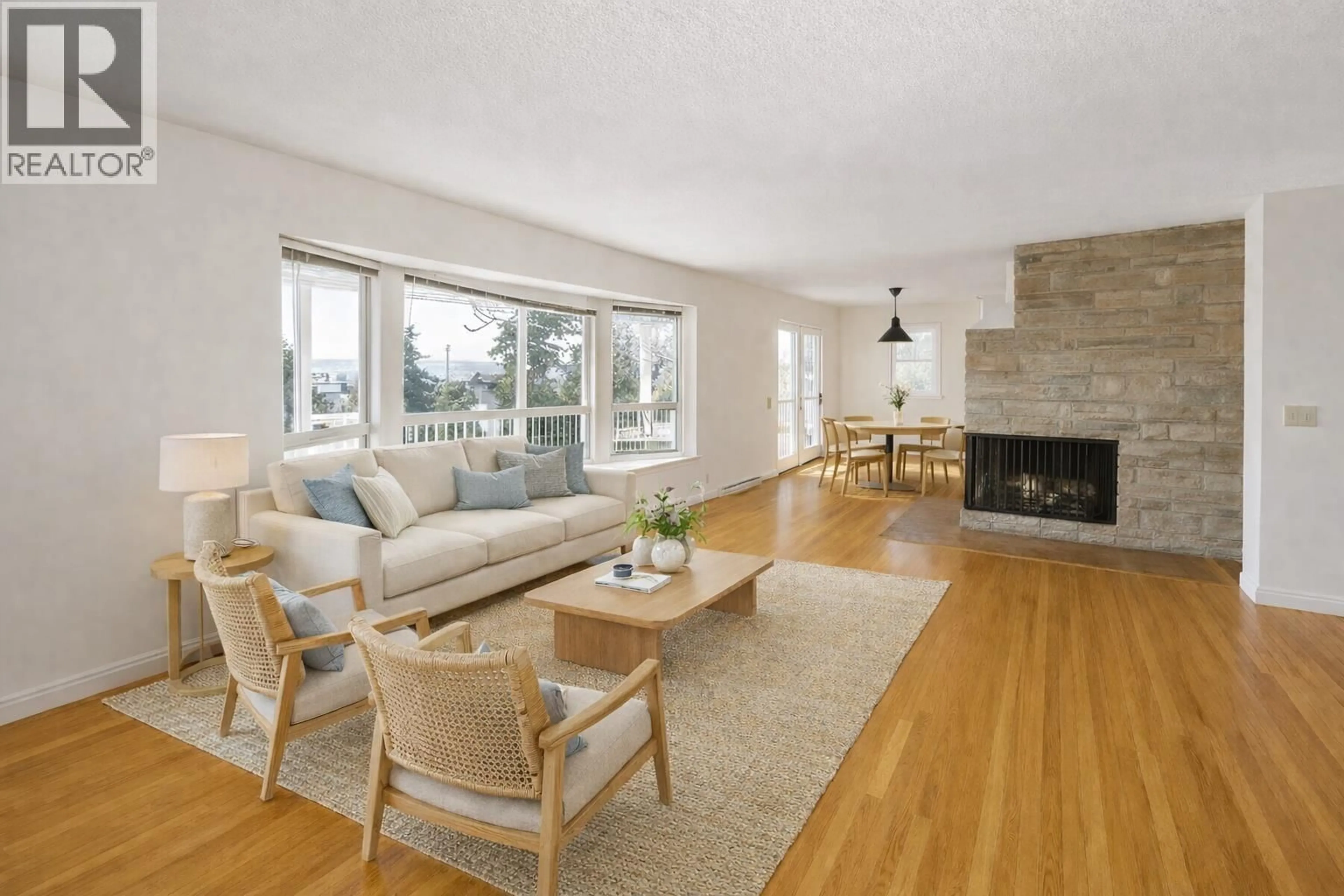 Living room with furniture, wood/laminate floor for 5220 SUNNINGDALE ROAD, Burnaby British Columbia V5B1M5