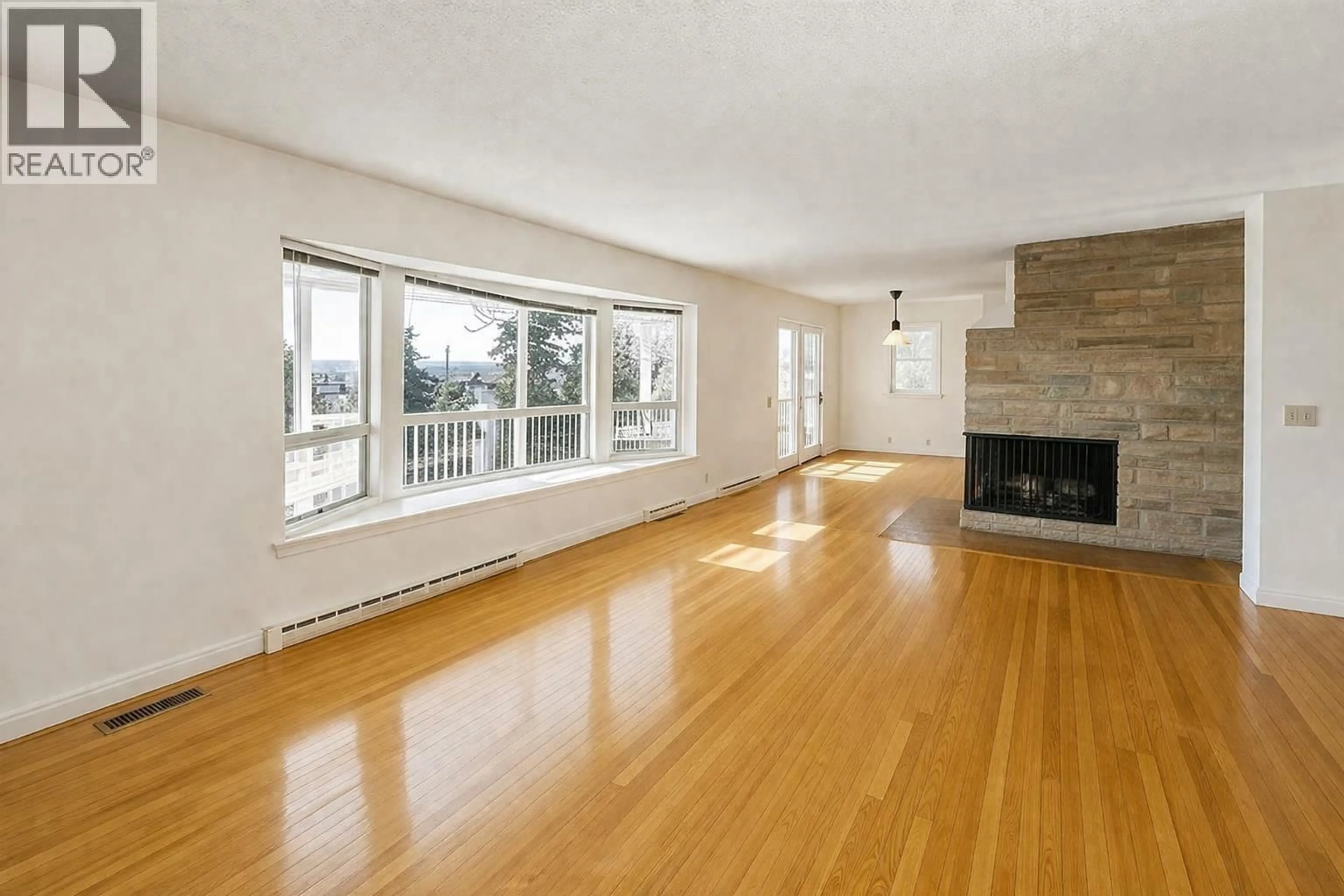Living room with furniture, wood/laminate floor for 5220 SUNNINGDALE ROAD, Burnaby British Columbia V5B1M5
