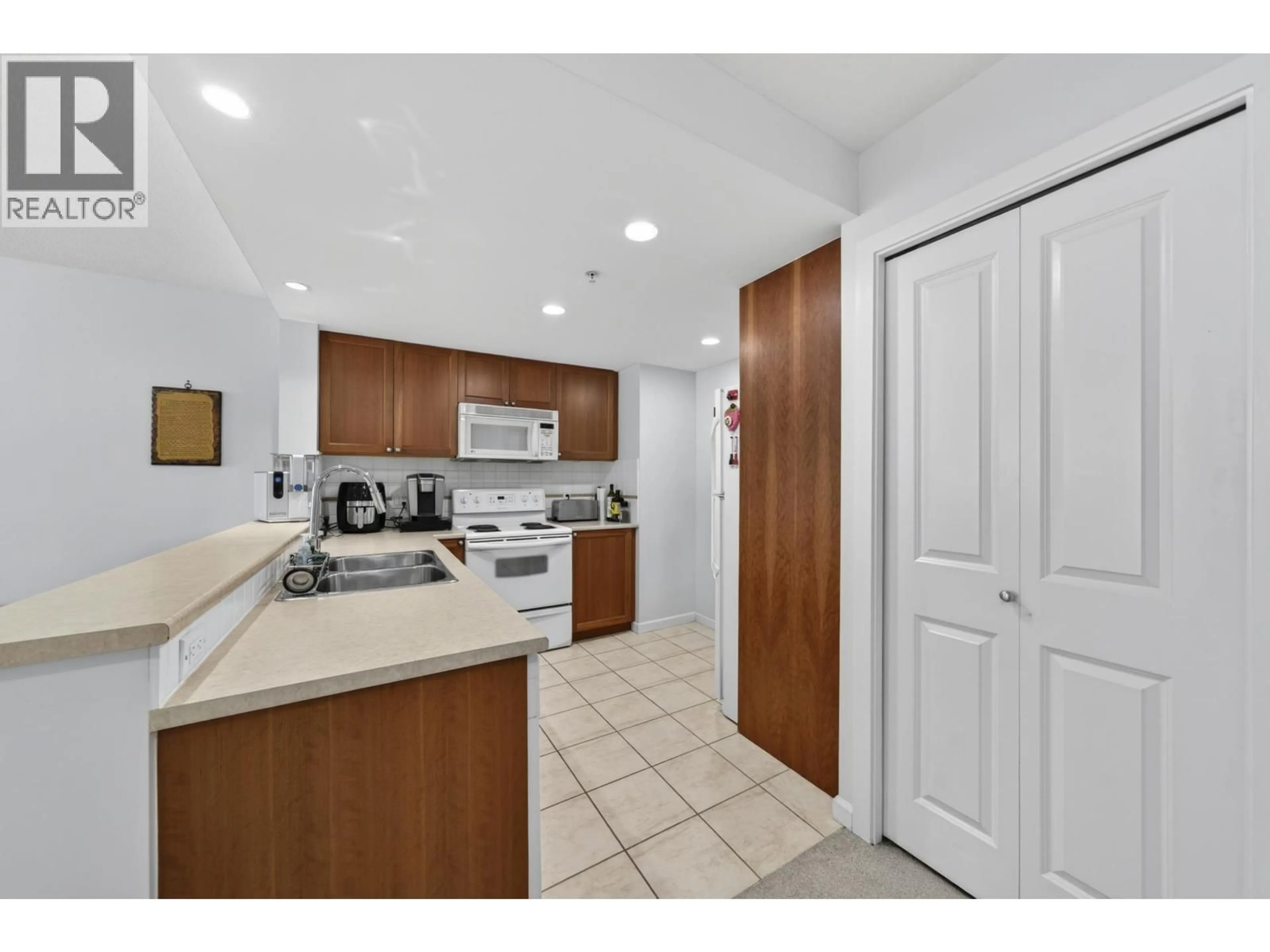 Standard kitchen, ceramic/tile floor for 906 - 235 GUILDFORD DRIVE, Port Moody British Columbia V3H5L8