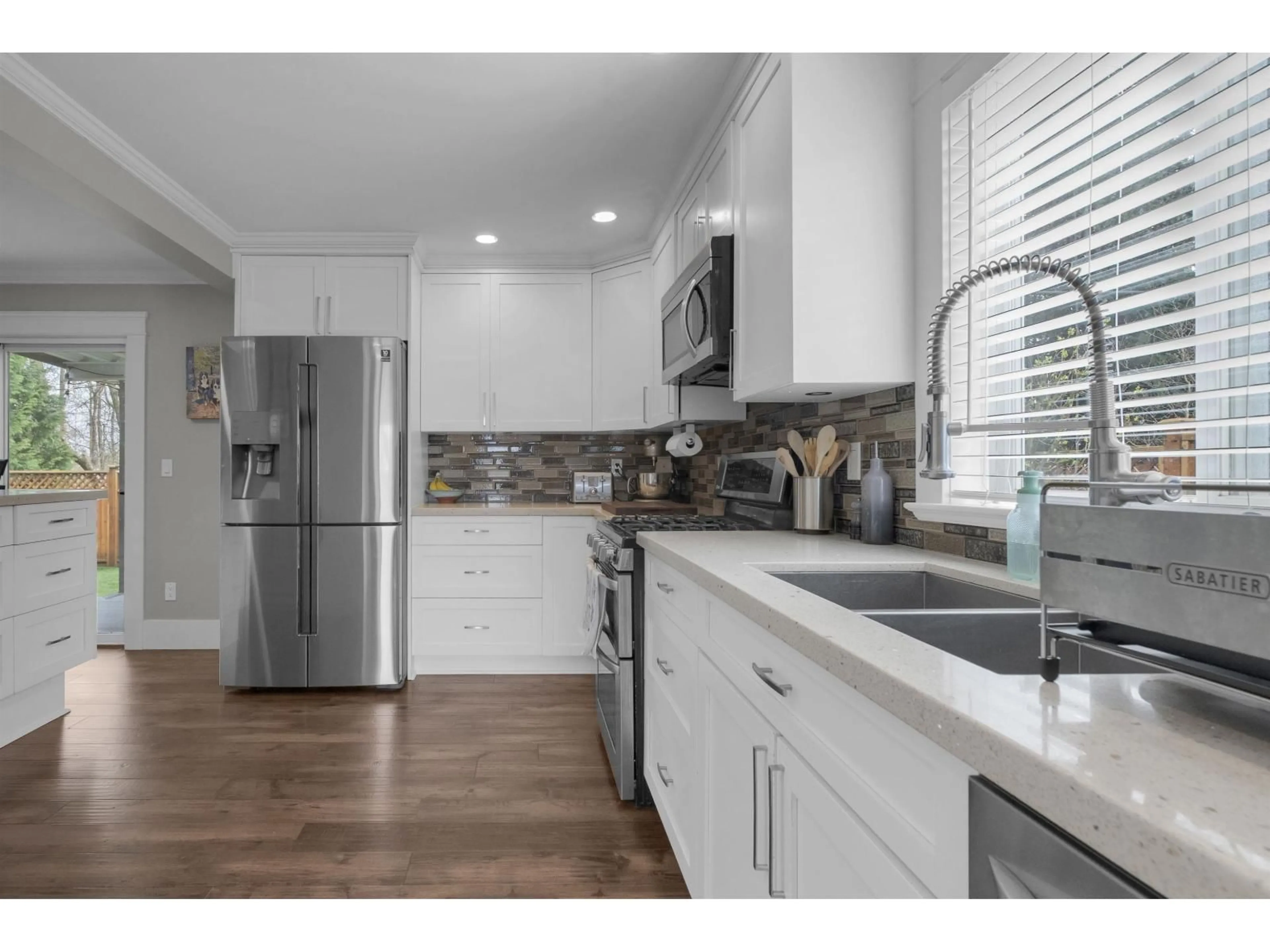 Open concept kitchen, ceramic/tile floor for 8168 132A STREET, Surrey British Columbia V3W8Y6