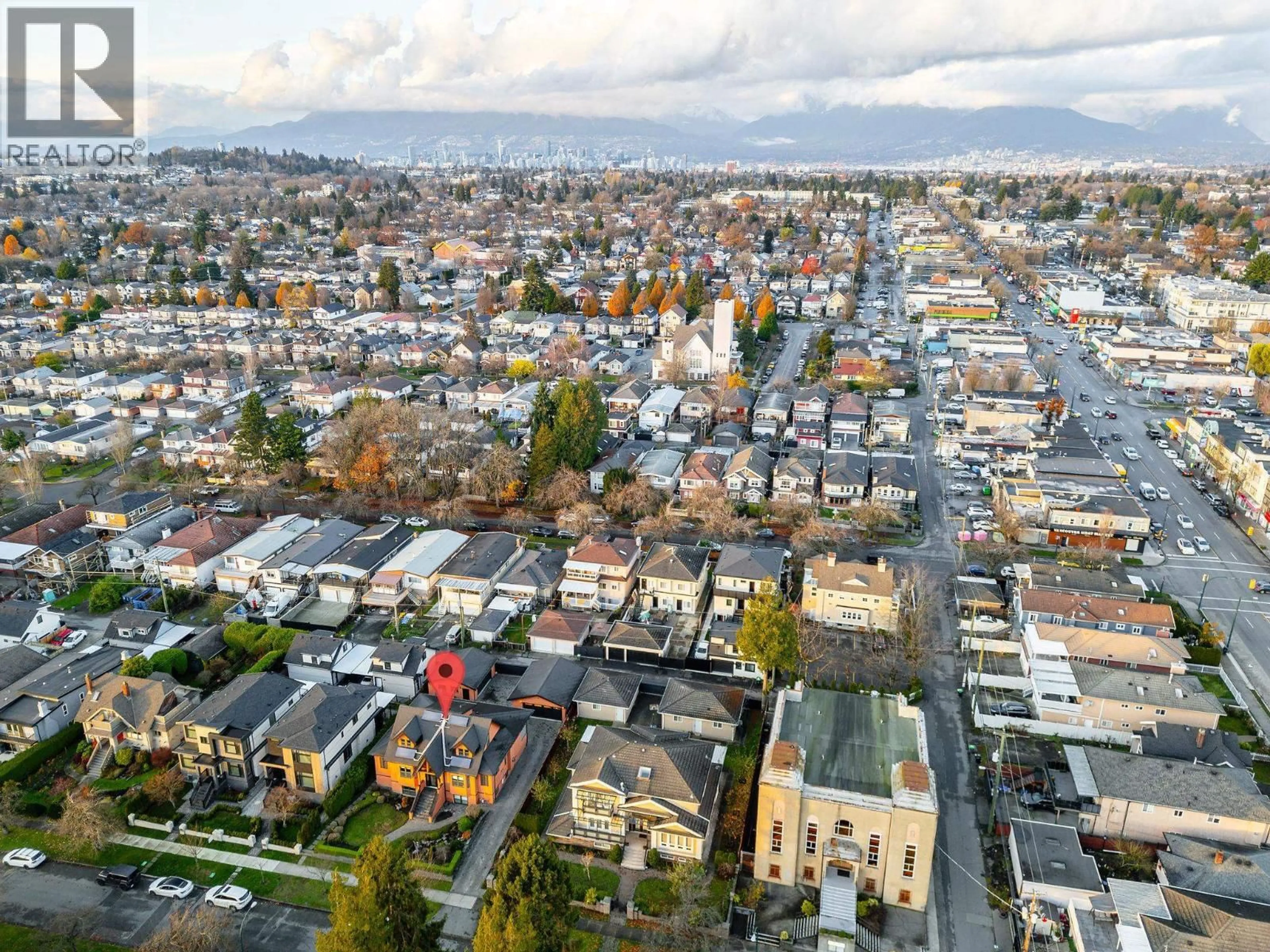 A pic from outside/outdoor area/front of a property/back of a property/a pic from drone, unknown for 617 52ND AVENUE, Vancouver British Columbia V5X1G8